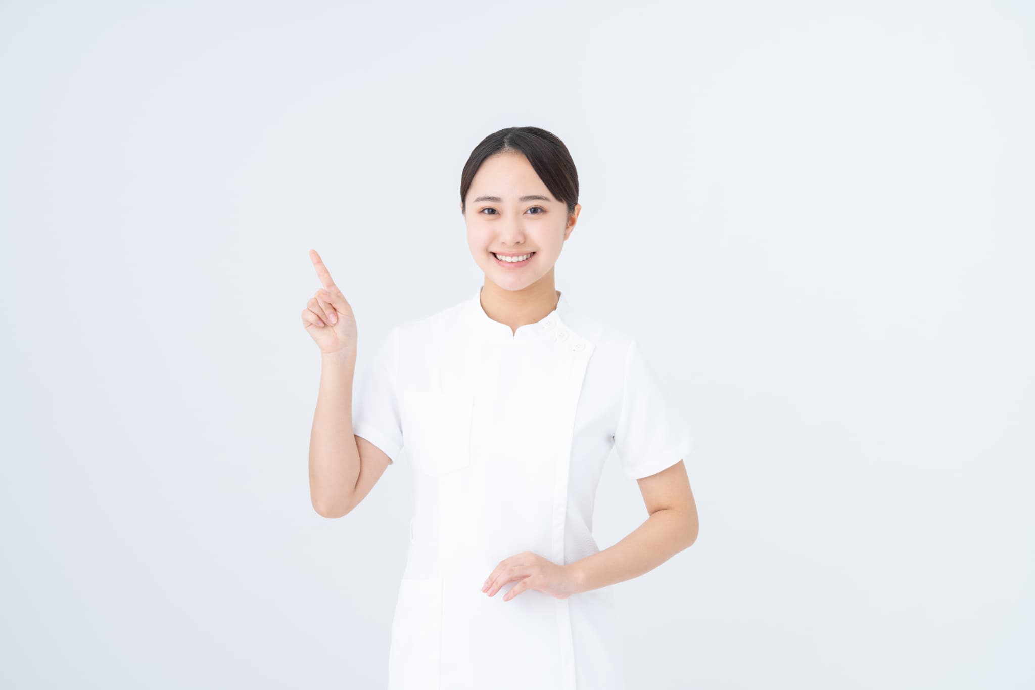 親知らずを抜く基準を紹介する歯科衛生士の女性