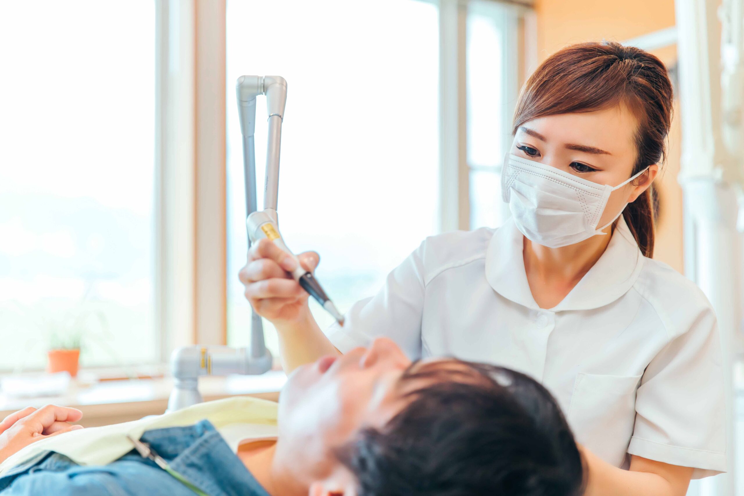 歯のクリーニングをする歯科衛生士