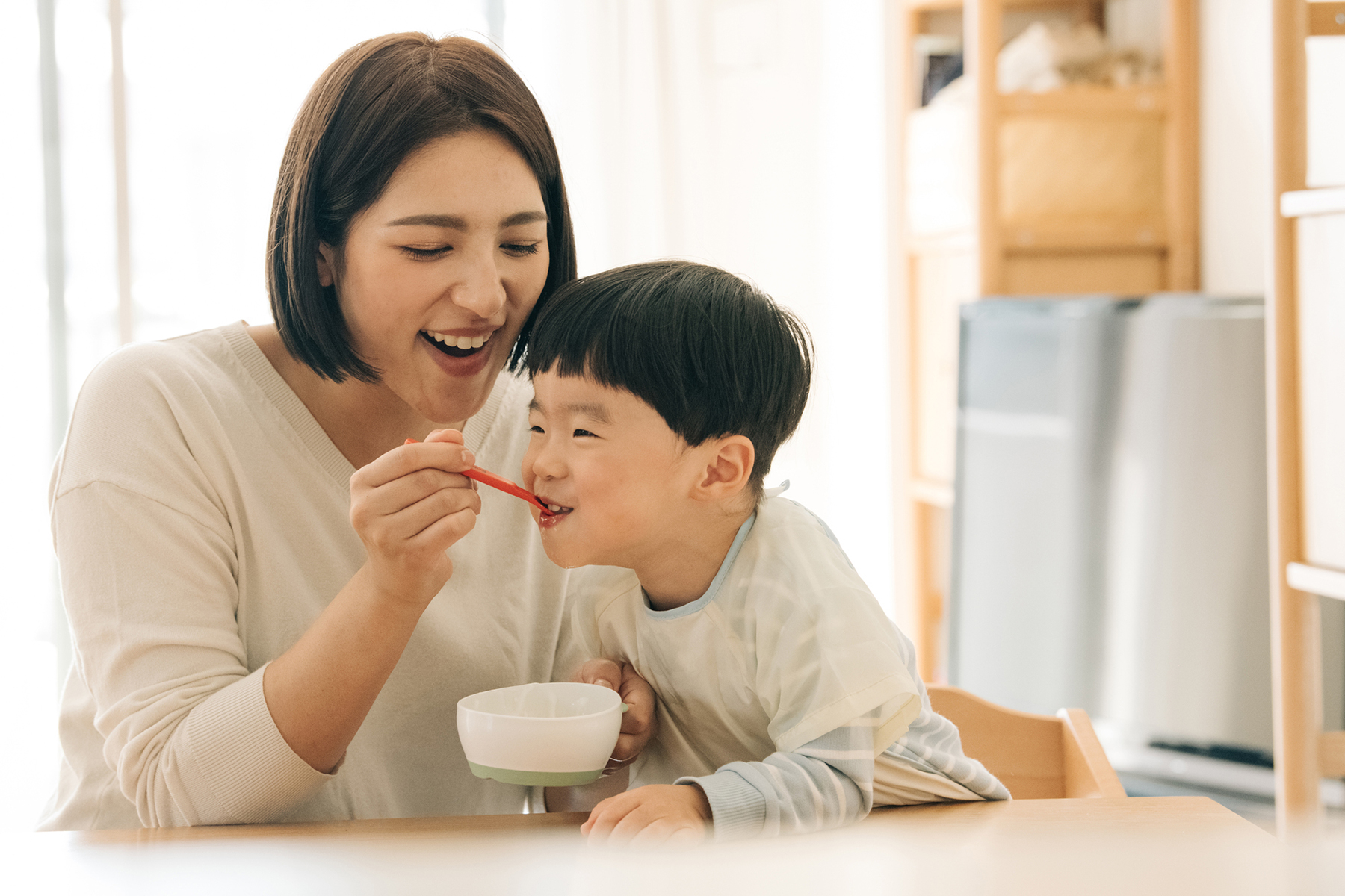 同じスプーンで食事をする親子