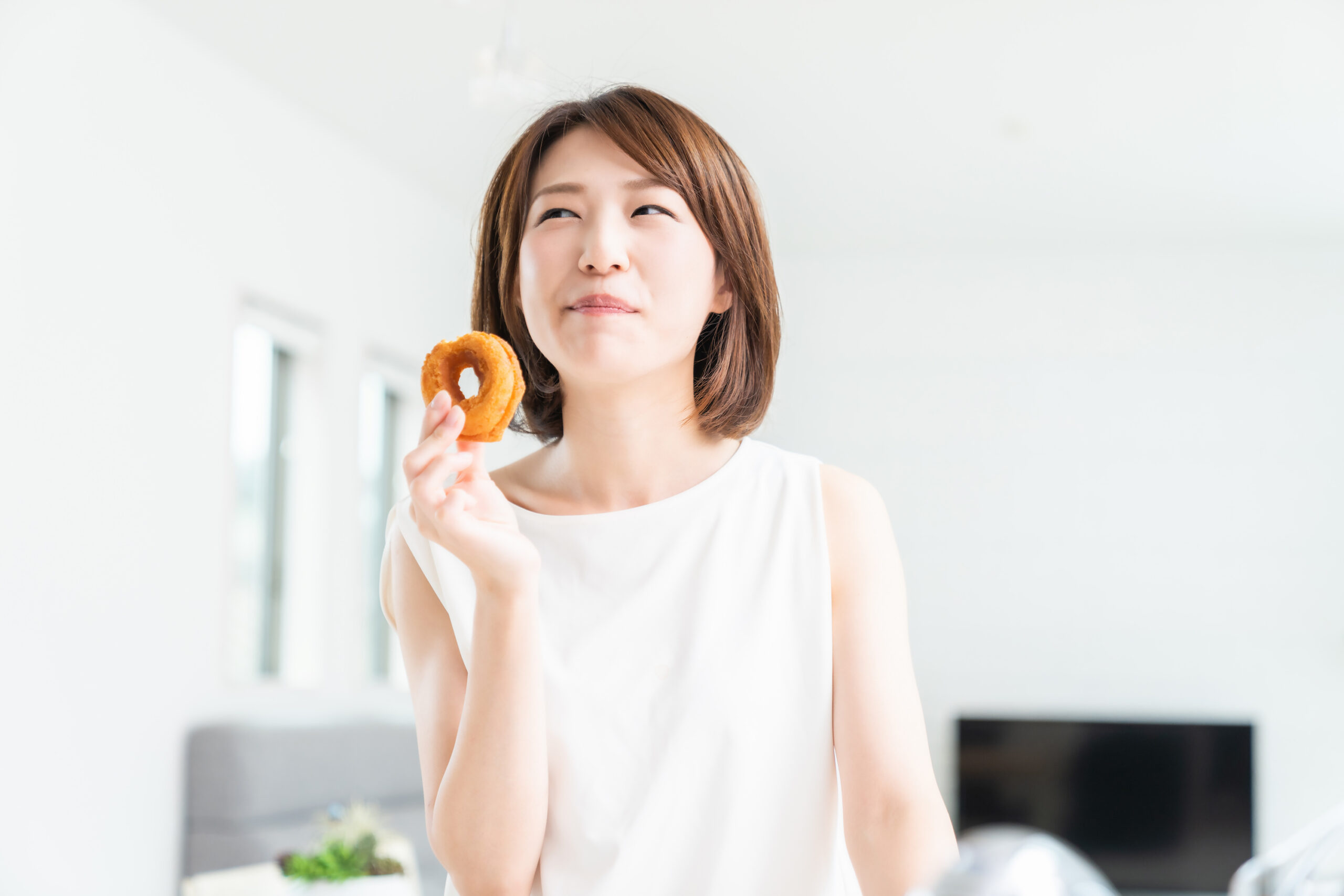 ドーナツを食べる女性