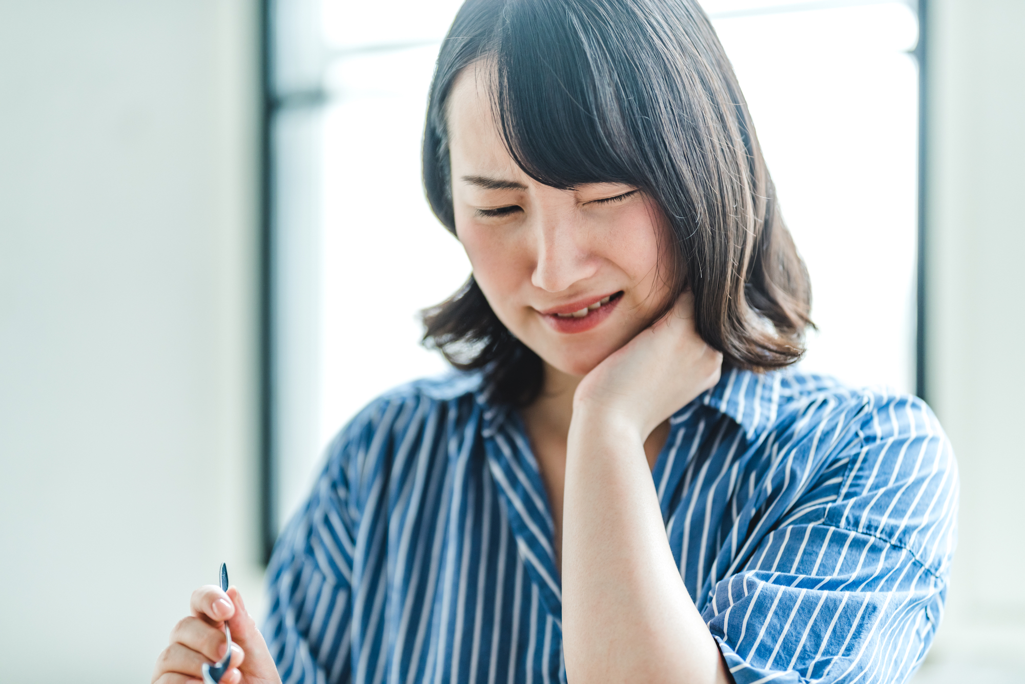 親知らずが痛い女性