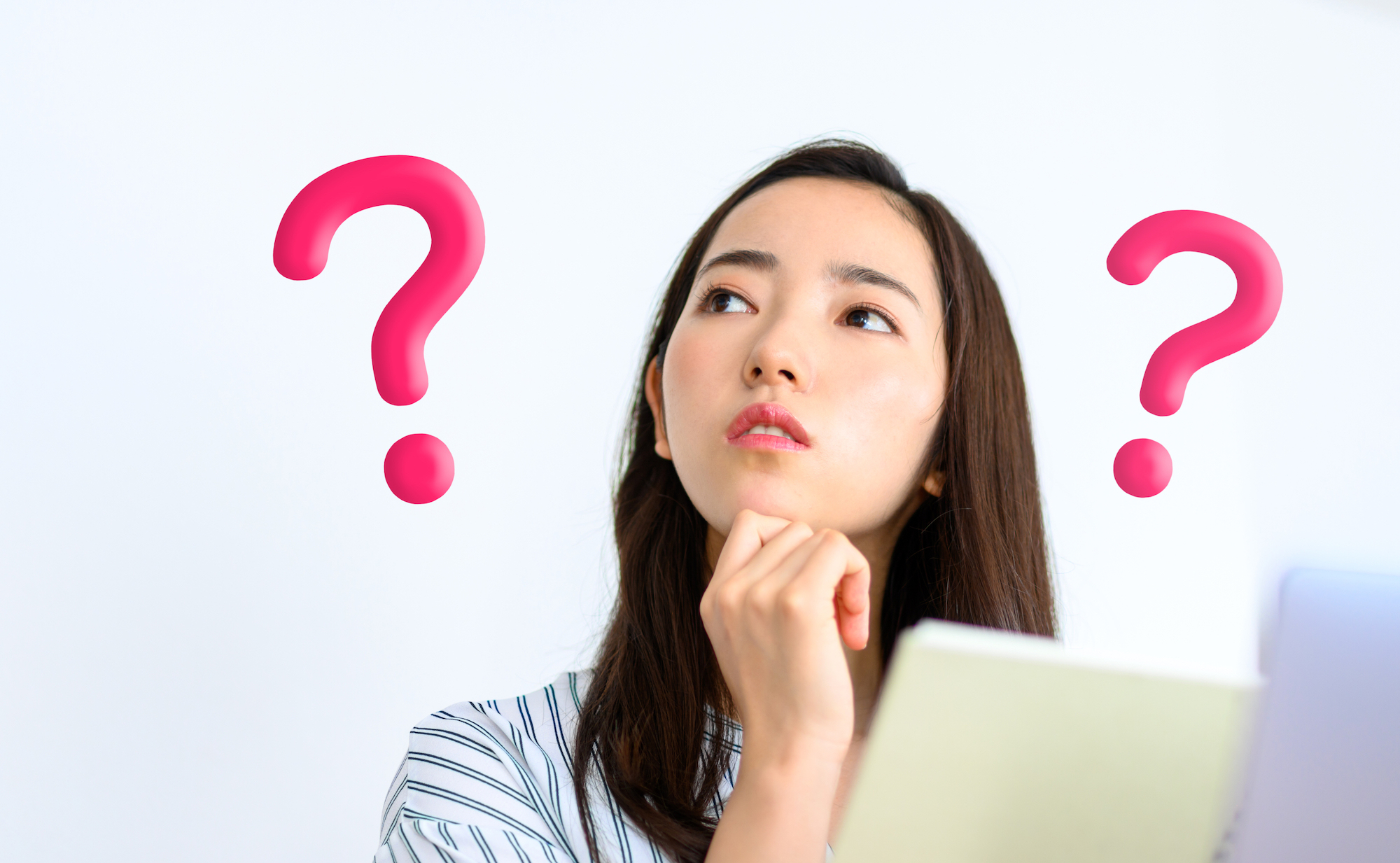 インプラント治療中に歯がない期間について考える女性