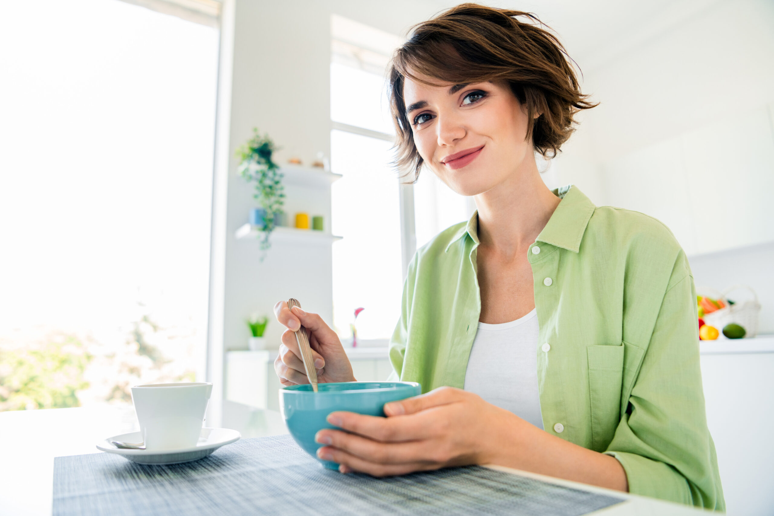 スープを食べる女性