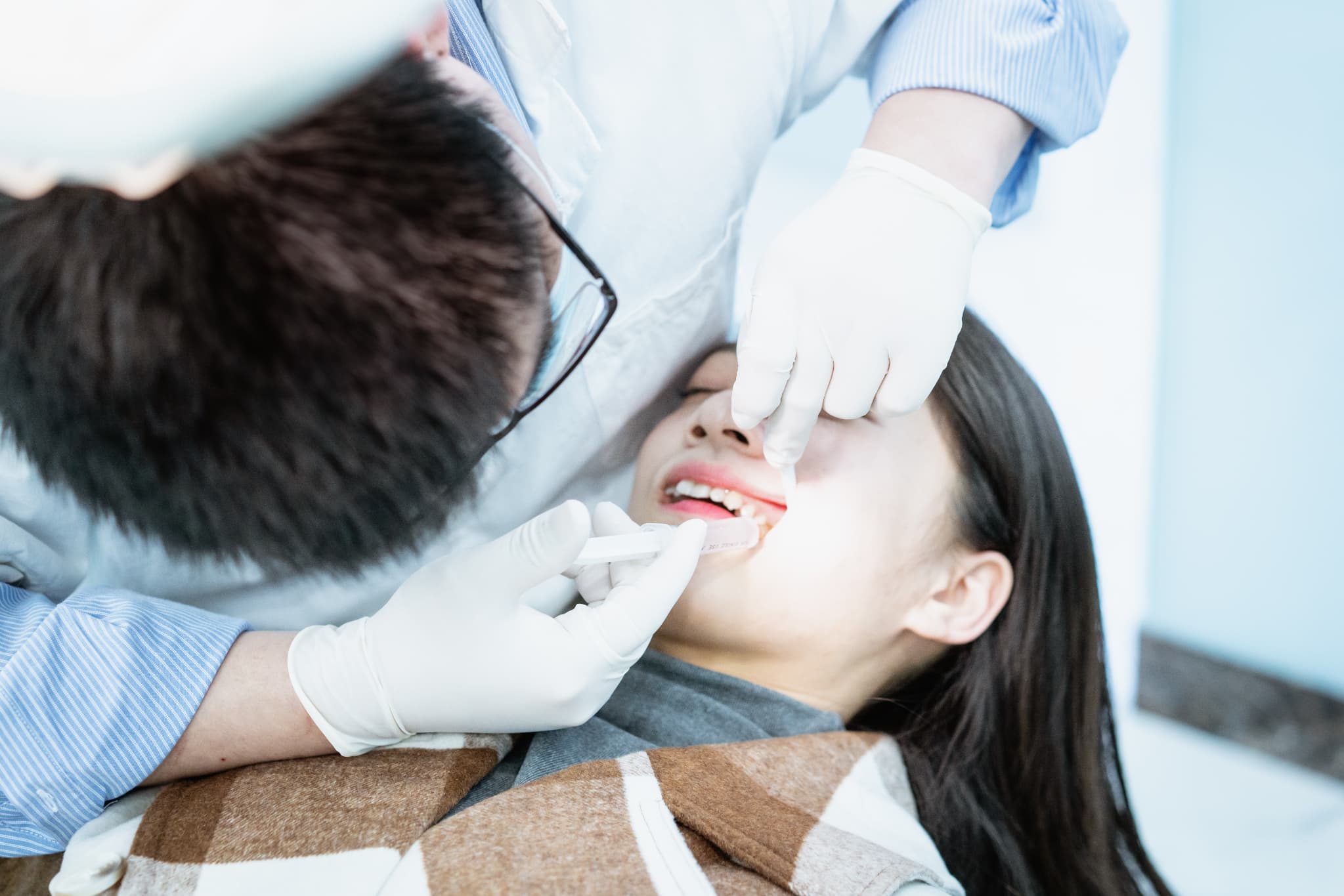 親知らずを抜歯するために麻酔をする様子