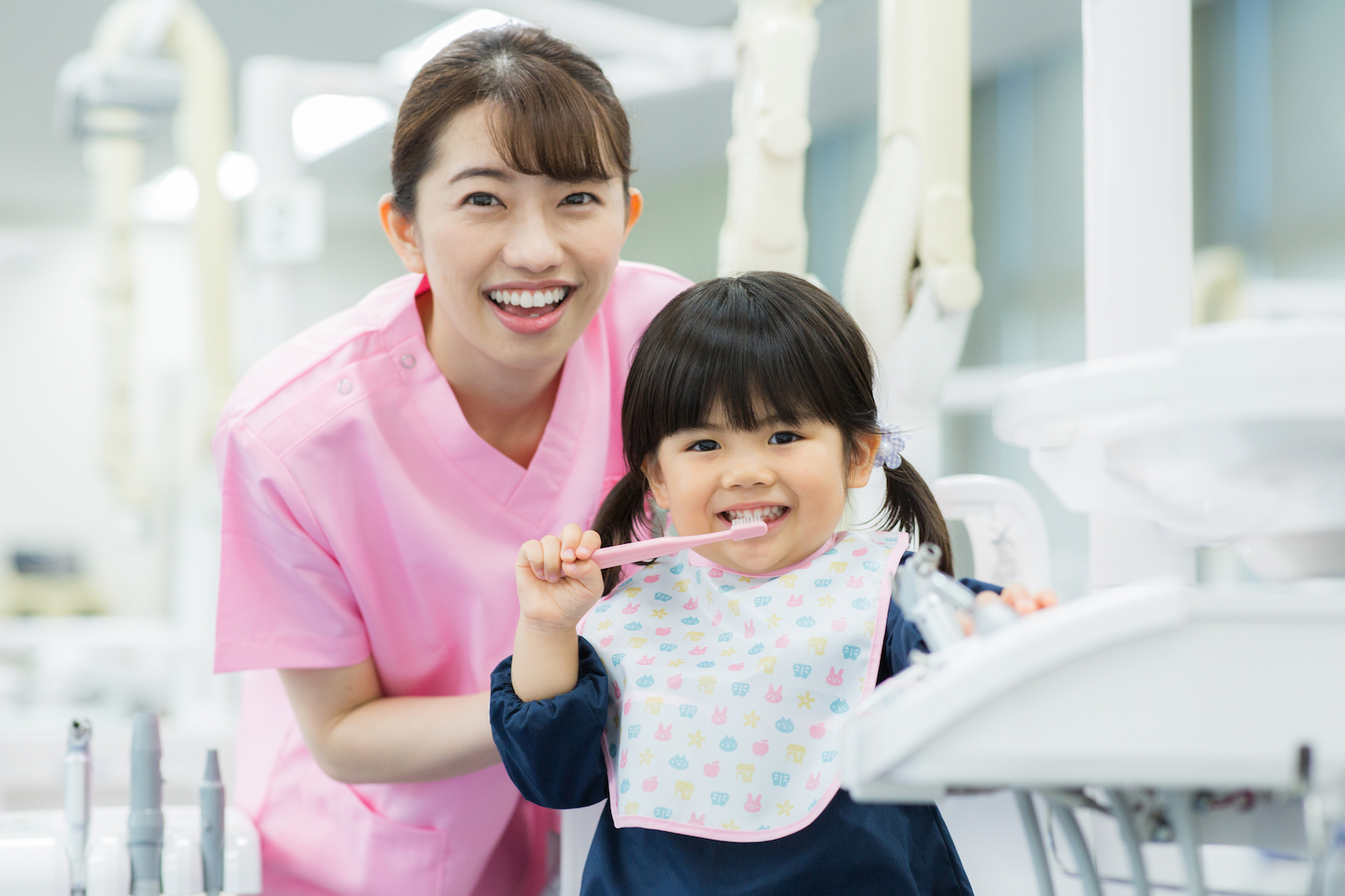 子供の治療をする歯科衛生士