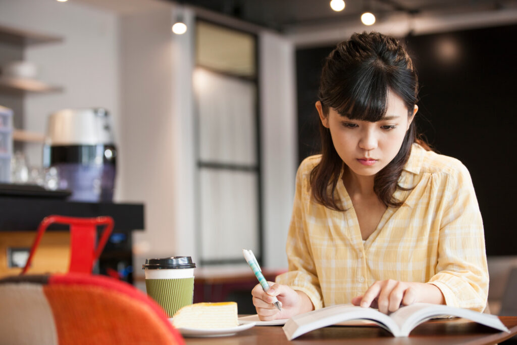 歯科衛生士の勉強をする女性