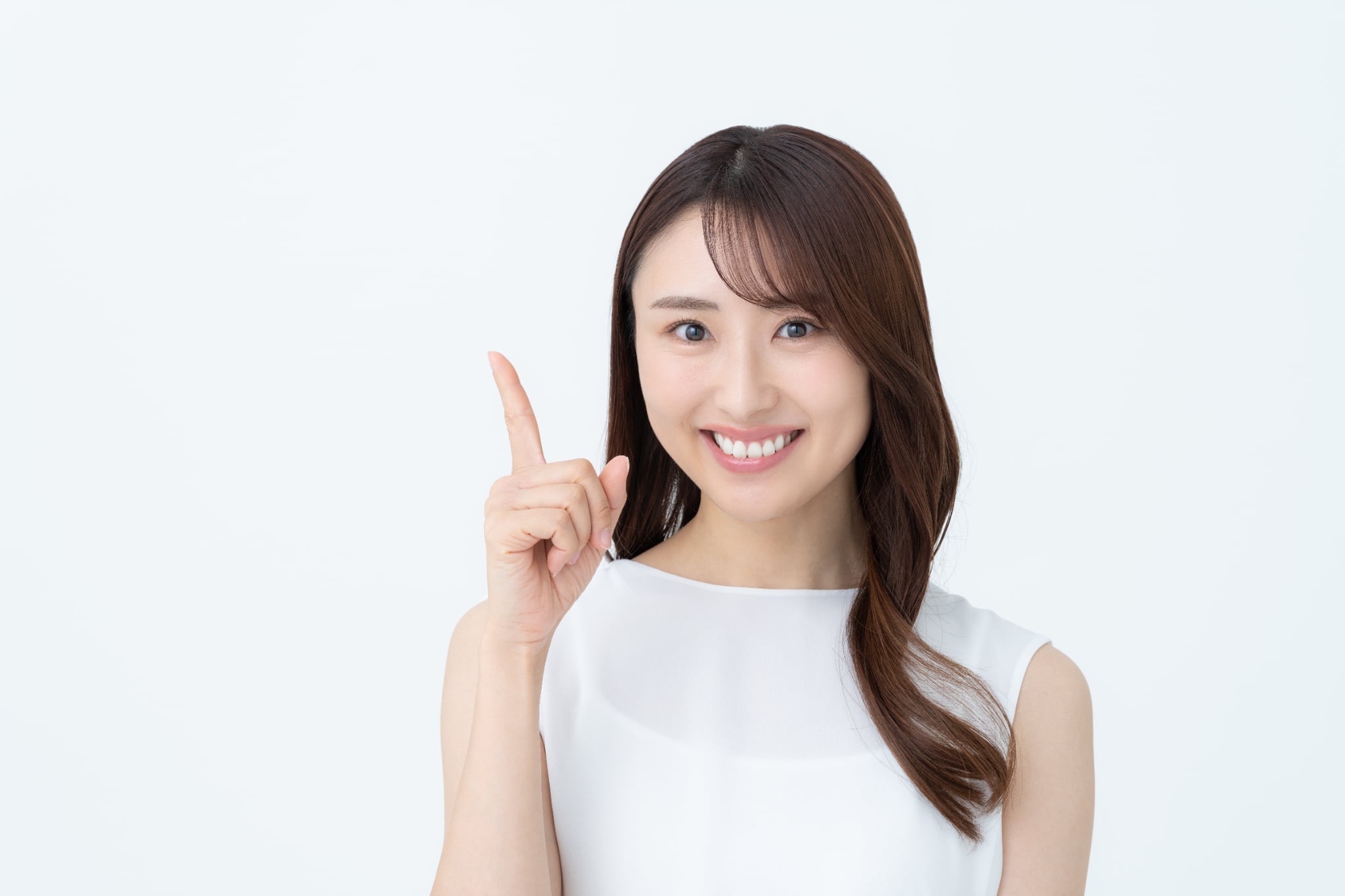 奥歯のインプラントが難しいときの選択肢を紹介する女性