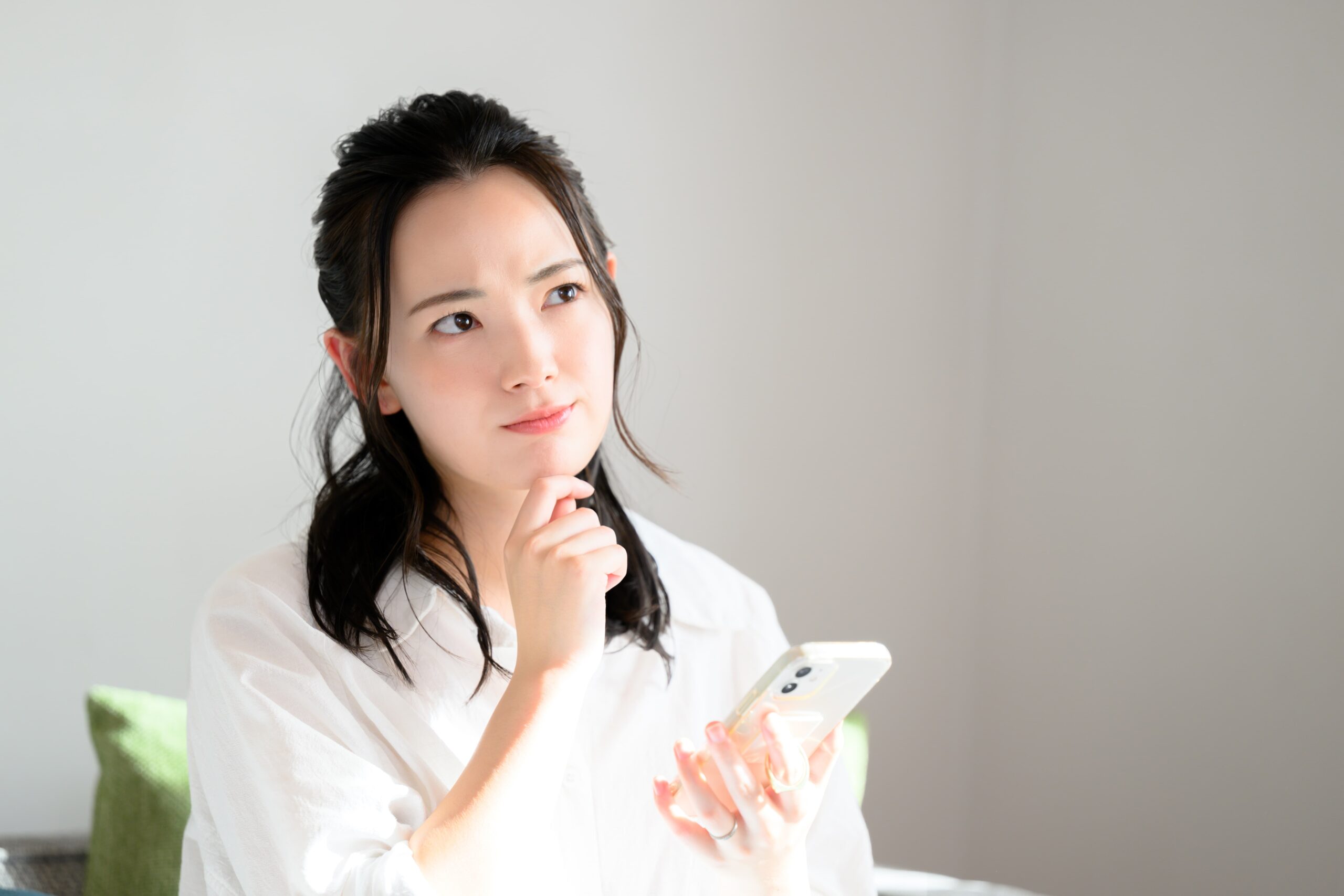 奥歯のインプラント治療が難しいか考える人