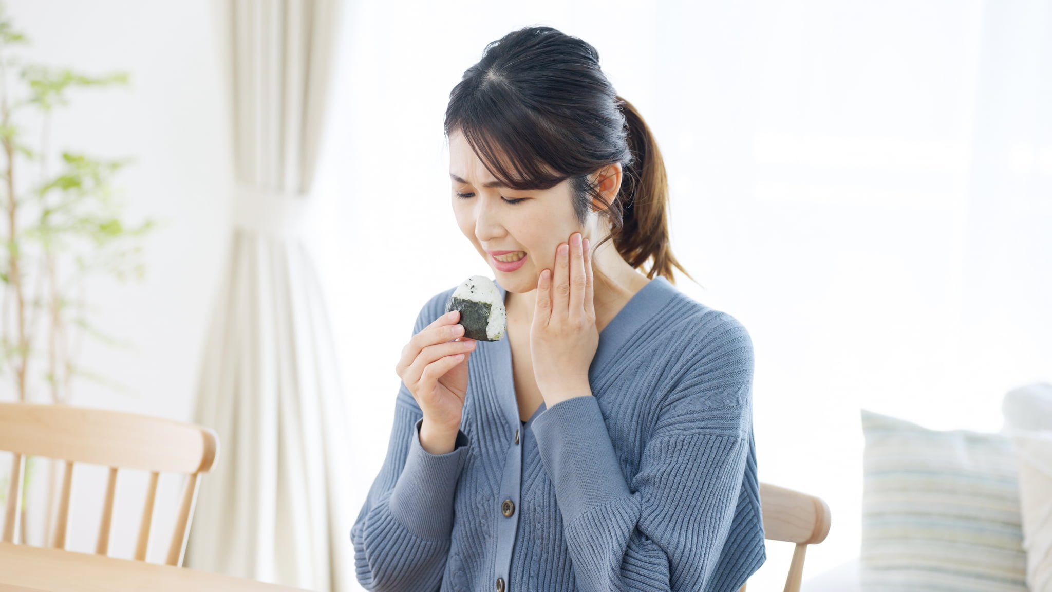 奥歯を失ったままにしたことで噛み合わせに違和感を感じるようになった女性