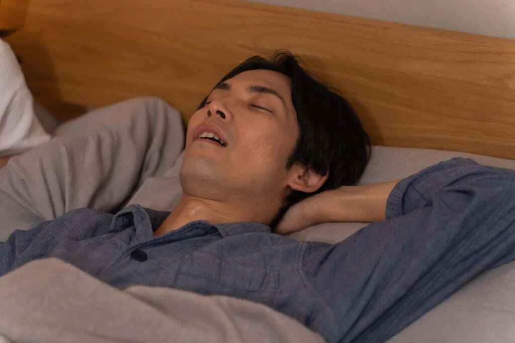 睡眠時無呼吸症候群で普段から大きないびきをかく男性