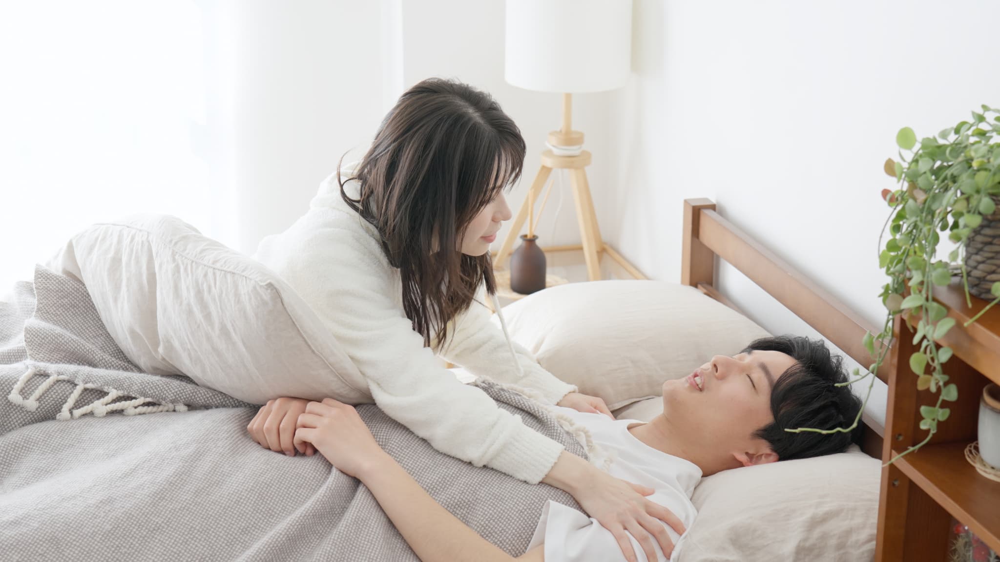 睡眠中に呼吸が止まる夫を心配する妻