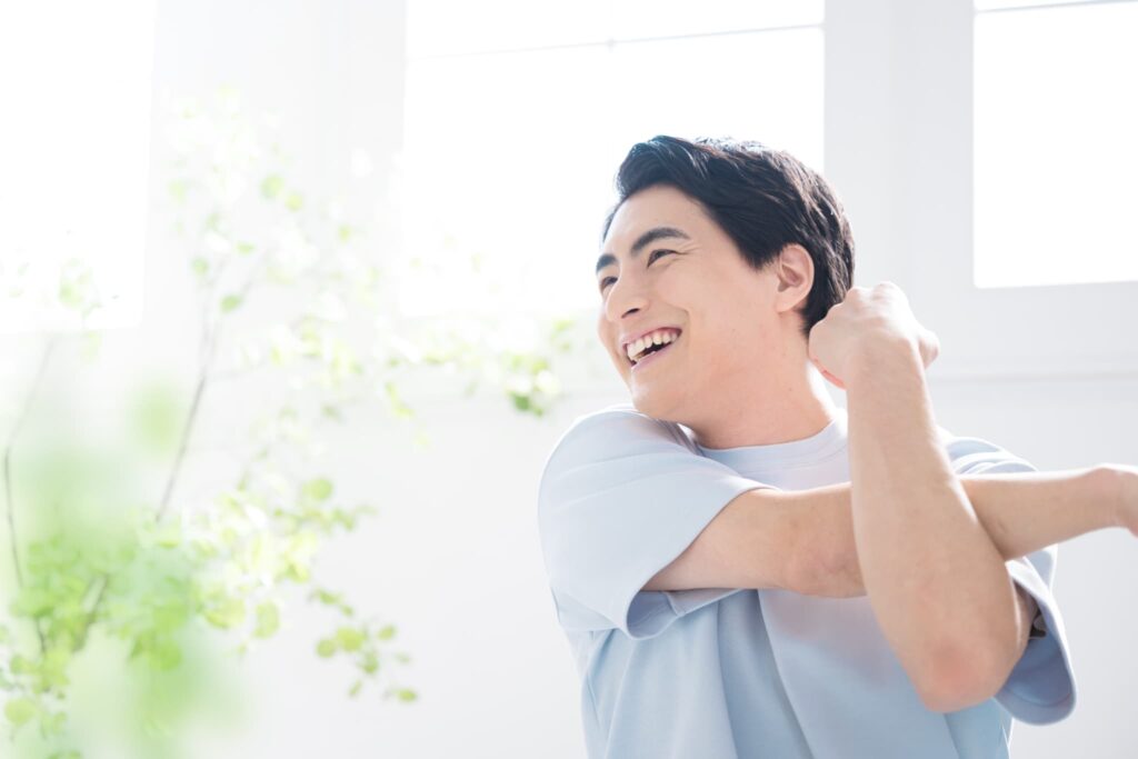 禁煙をして健康に過ごす男性