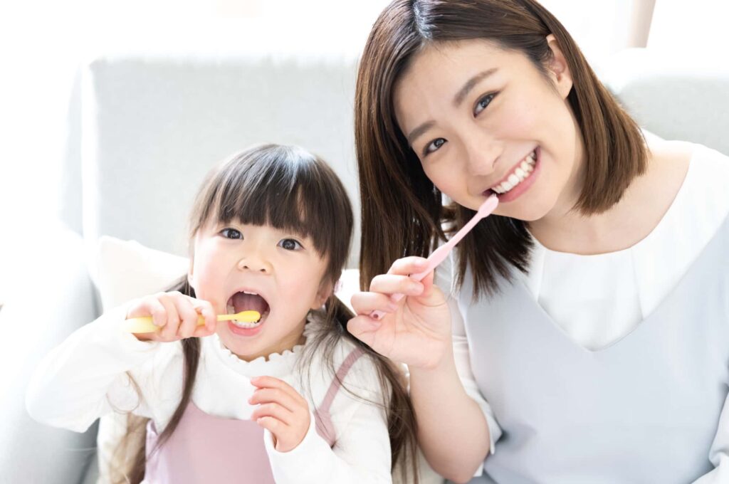 子どもの虫歯を予防する為に子供に正しい歯みがきを教えるイメージ