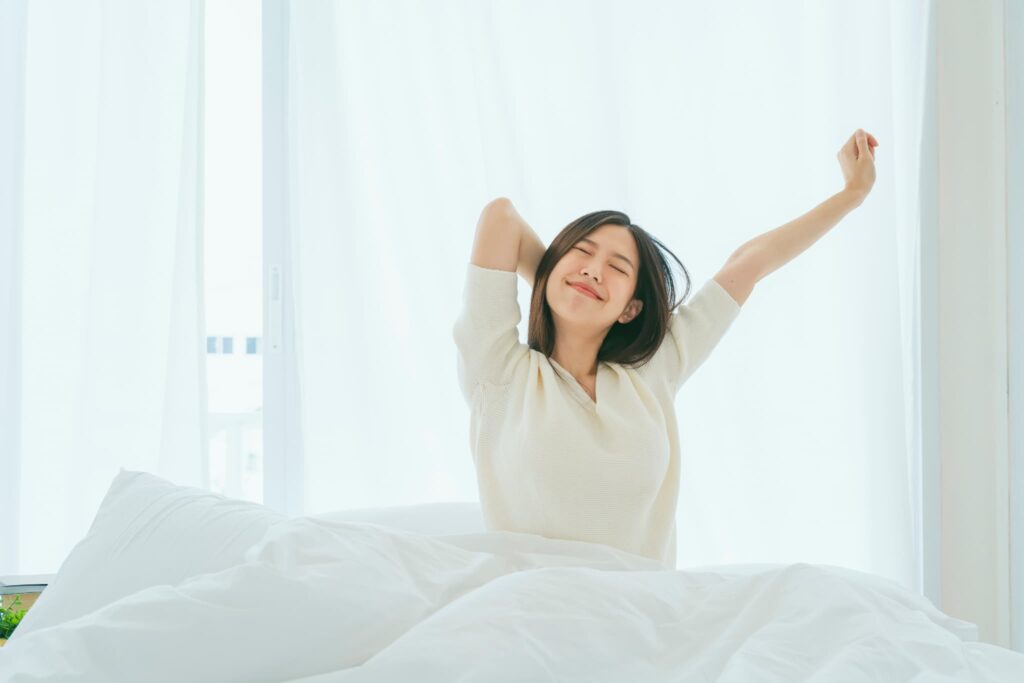 規則正しい生活と睡眠を心がける女性