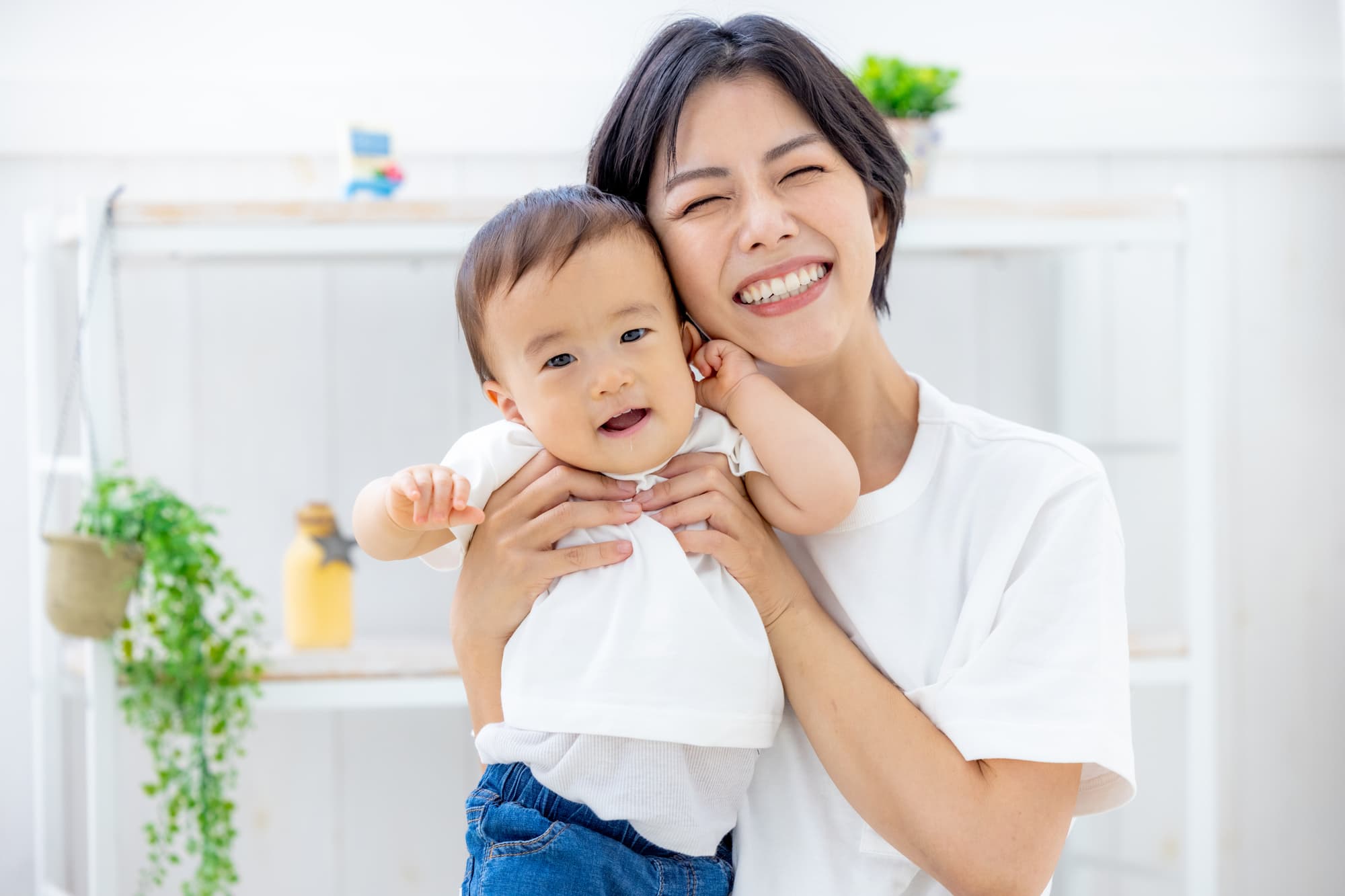 定期的に歯医者の歯科検診を受け安心した様子の親子