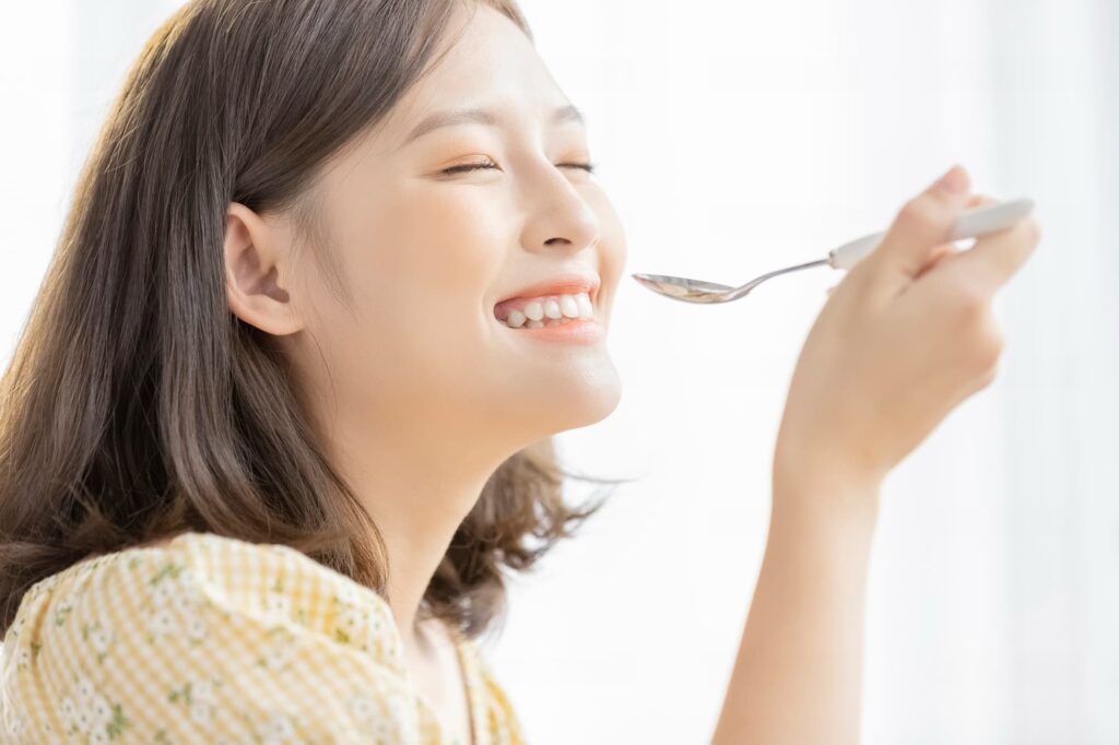 食生活に気を付けて食事を楽しむ女性