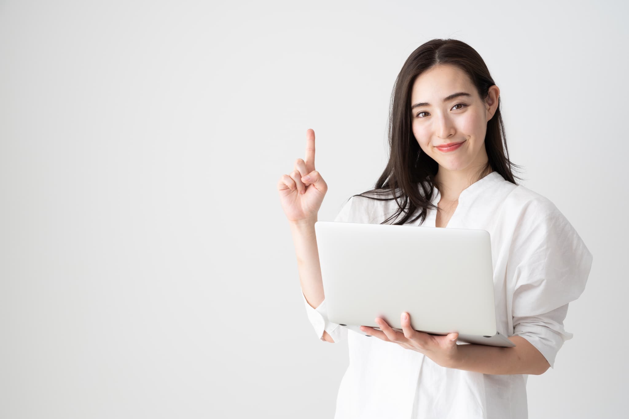 歯周病予防のために取り入れたい食べ物を紹介する女性