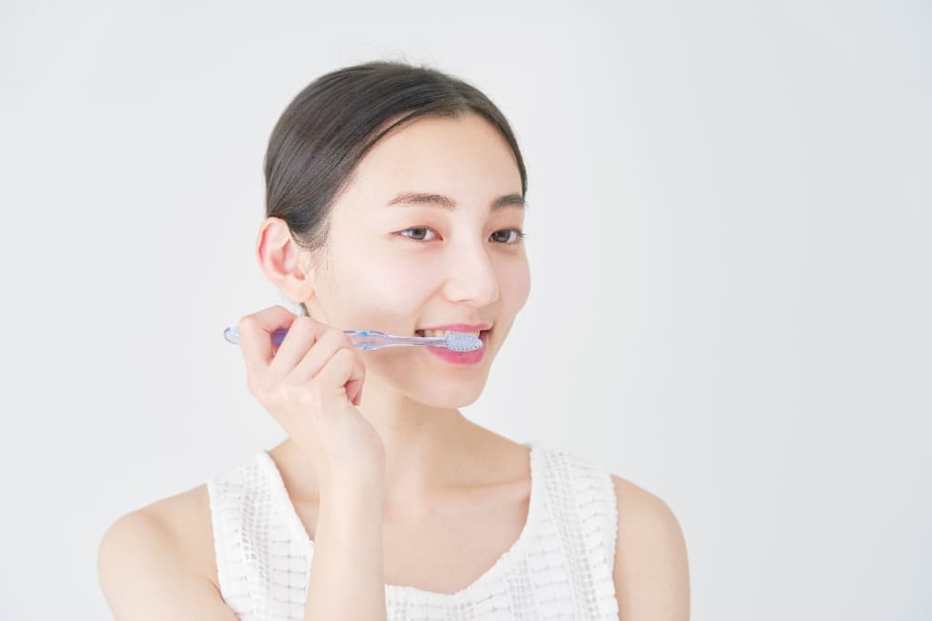 銀歯の下が虫歯になるのを予防するため歯みがきを徹底する女性