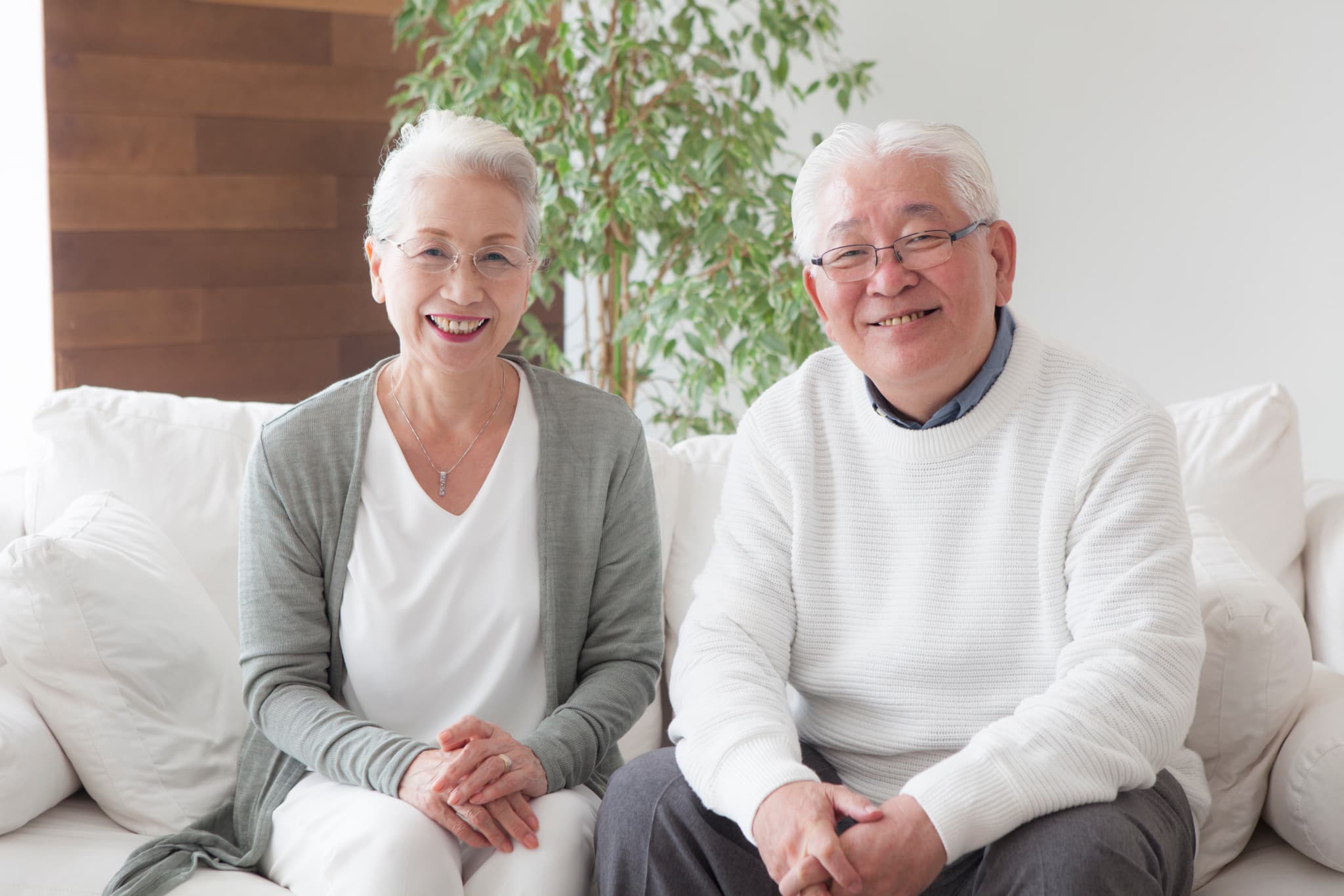 笑顔で幸せそうなシニア夫婦