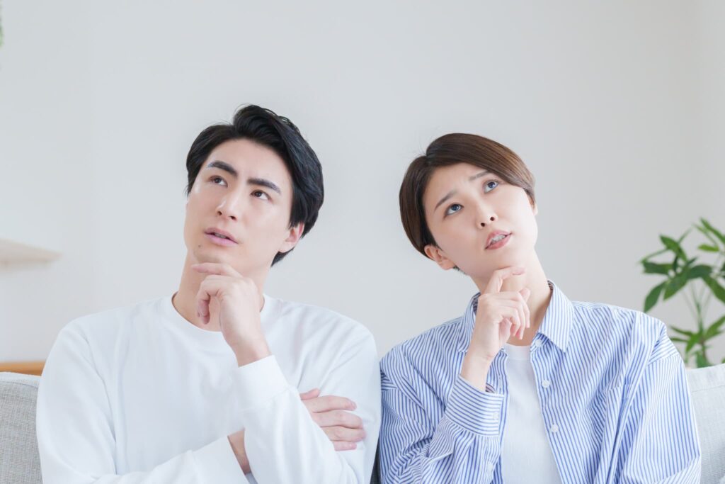 歯のクリーニングが痛いと感じるのはなぜか考える男女
