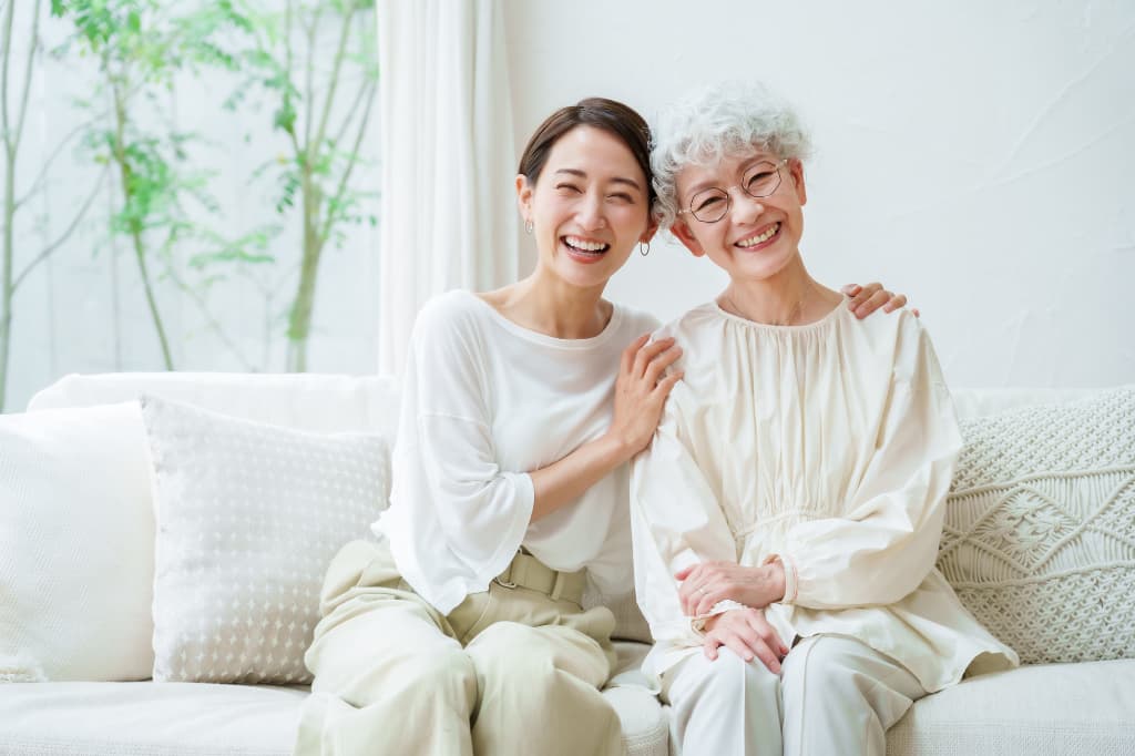 銀歯の下の虫歯を治療し笑顔になる親子