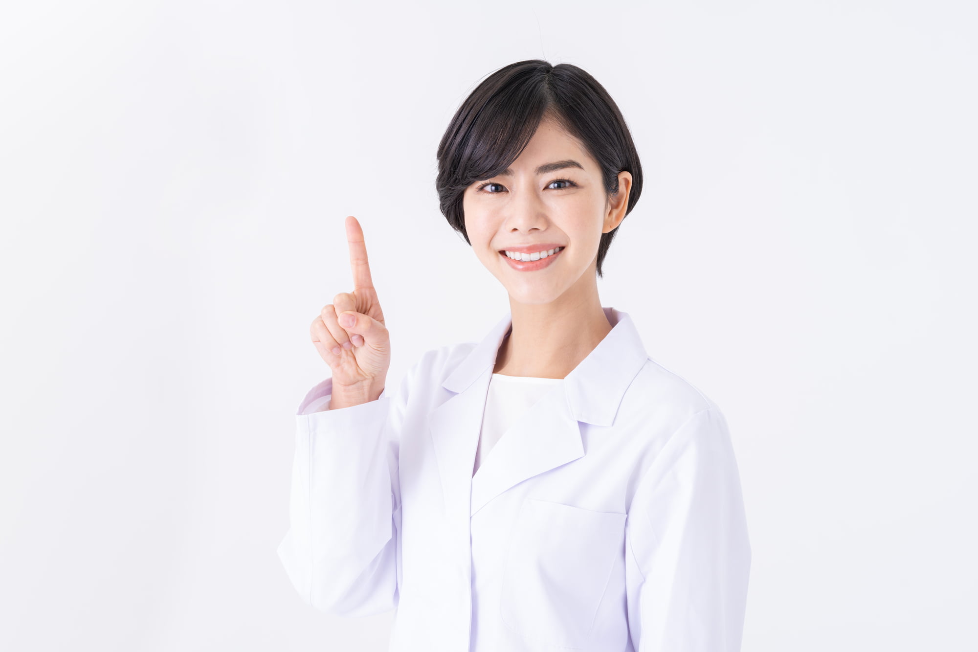 ご自身に合った治療法を選ぶときのポイントを説明する歯科医師