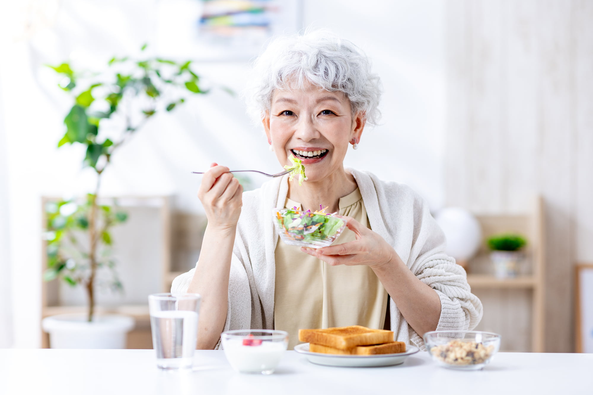 自分に合った歯を選び美味しく食事をいただく女性