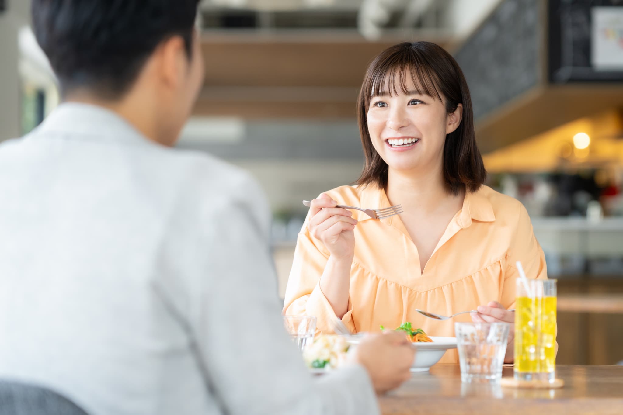 ブリッジ治療をしたことで食事を楽しめるようになった女性