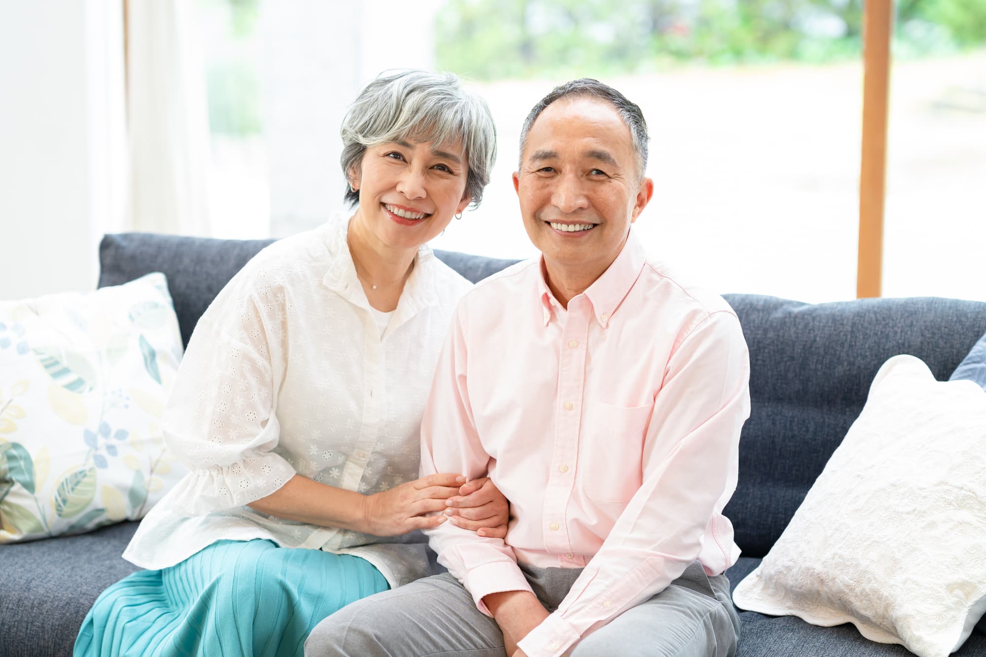 入れ歯を入れて笑顔を見せる高齢夫婦