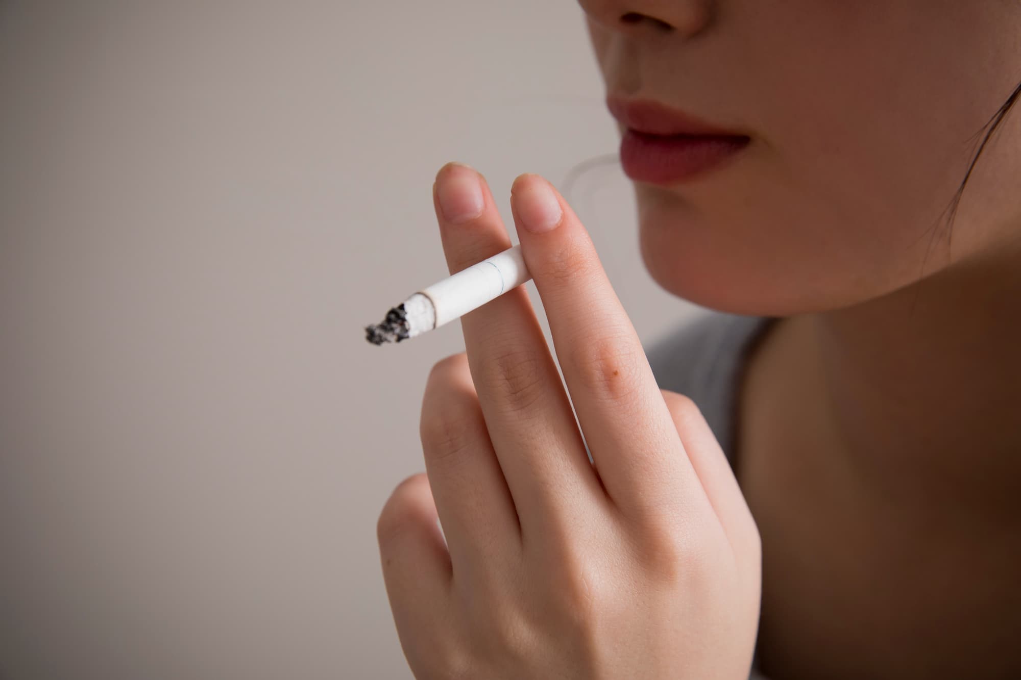 歯周病の原因となる喫煙をする女性