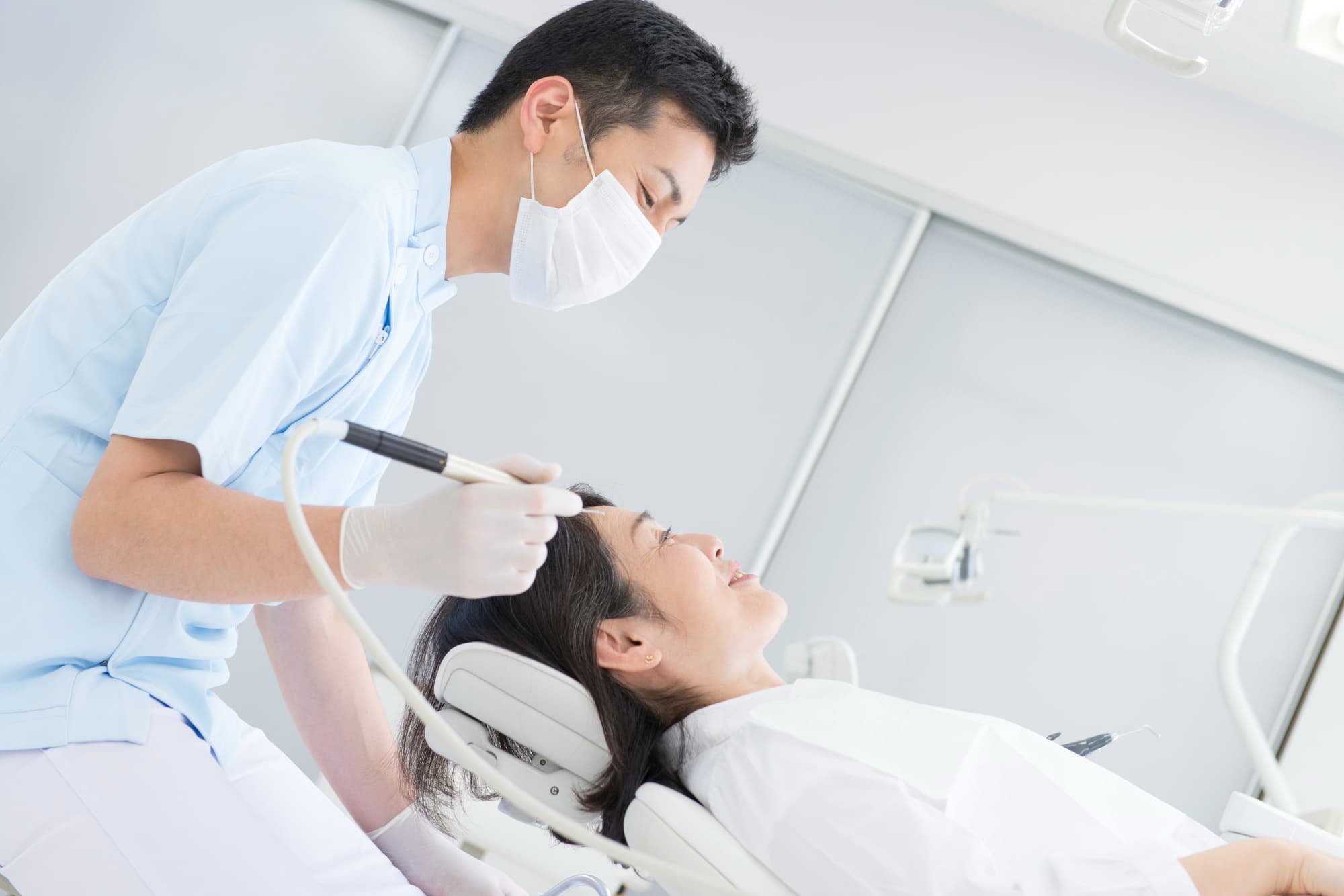 歯周病予防で歯の定期検診を受ける様子