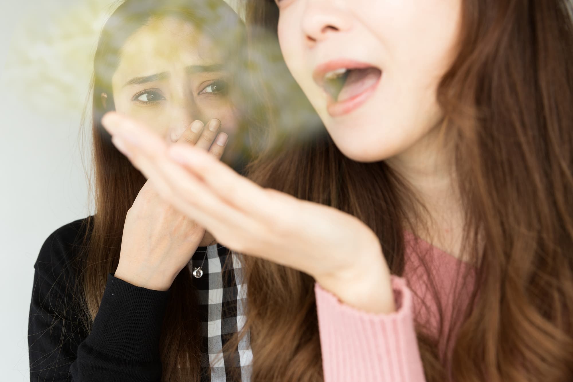 歯周病になり口臭が発生している女性