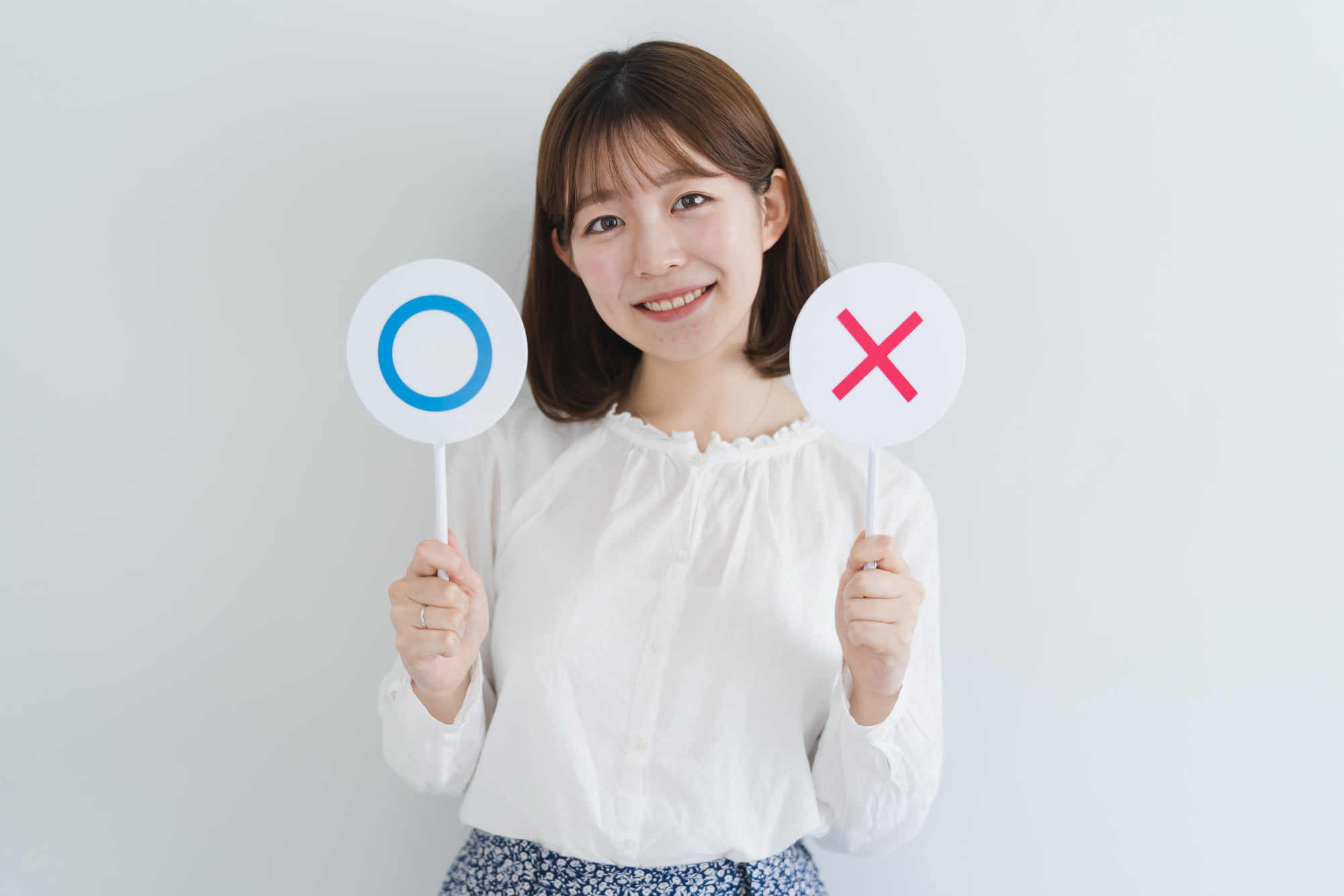 前歯のブリッジが適している人と適さない人を説明する女性