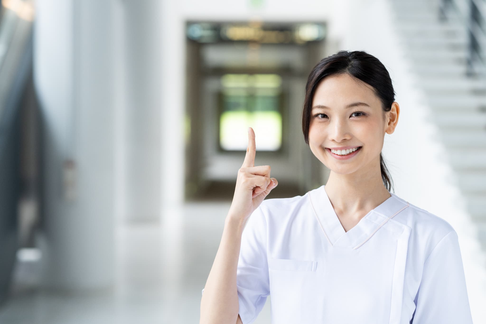歯のメンテナンスの重要性を伝える歯科衛生士の女性