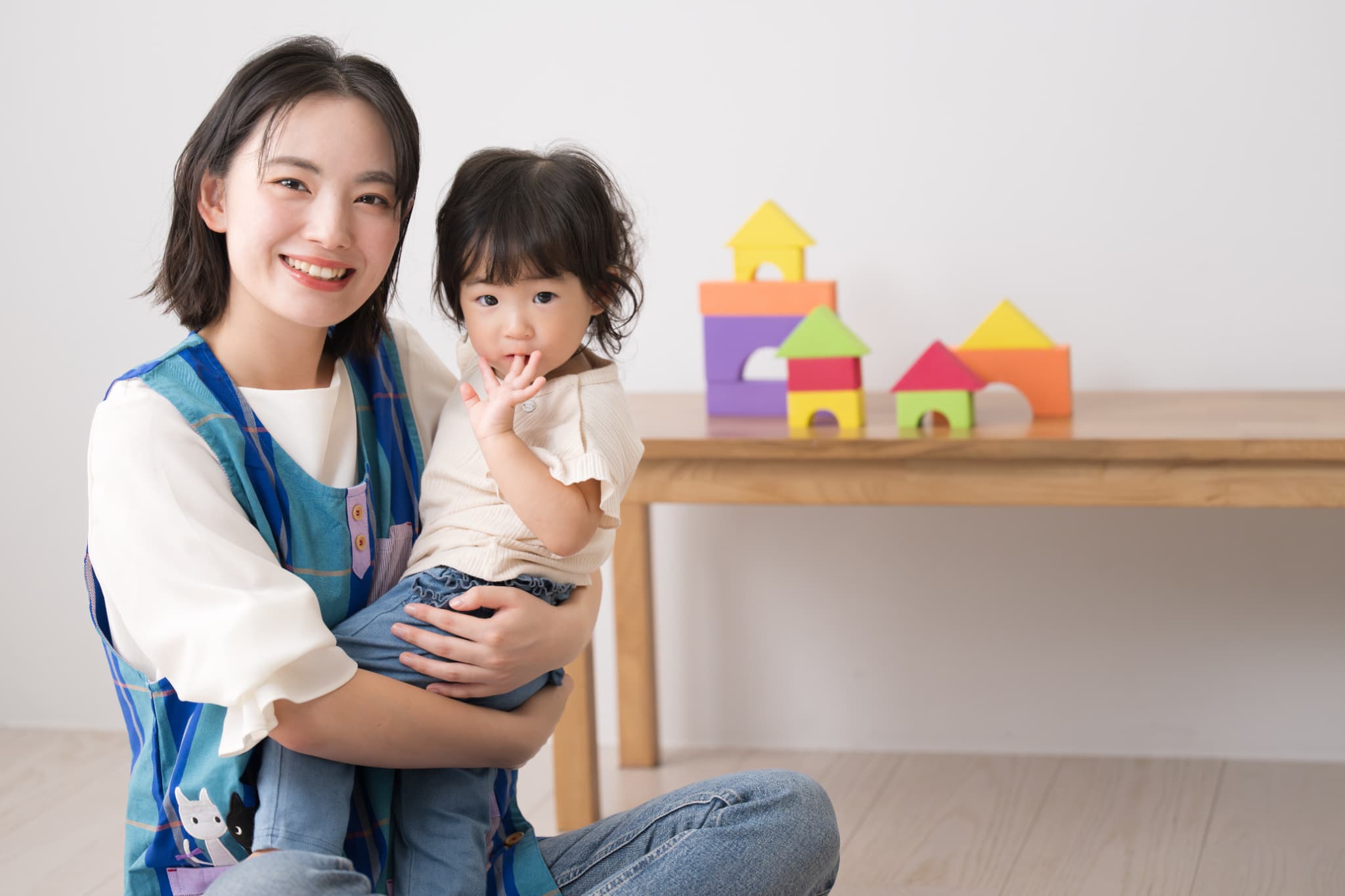 子供を抱っこする笑顔の母親