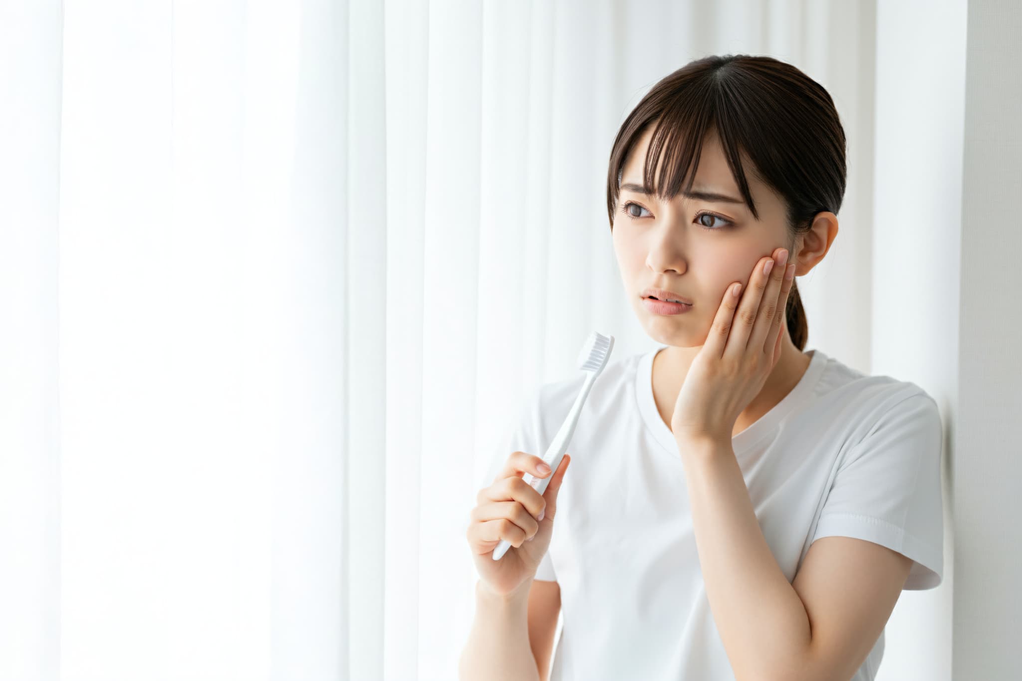 歯磨きだけでプラークを除去できるのか不安な女性