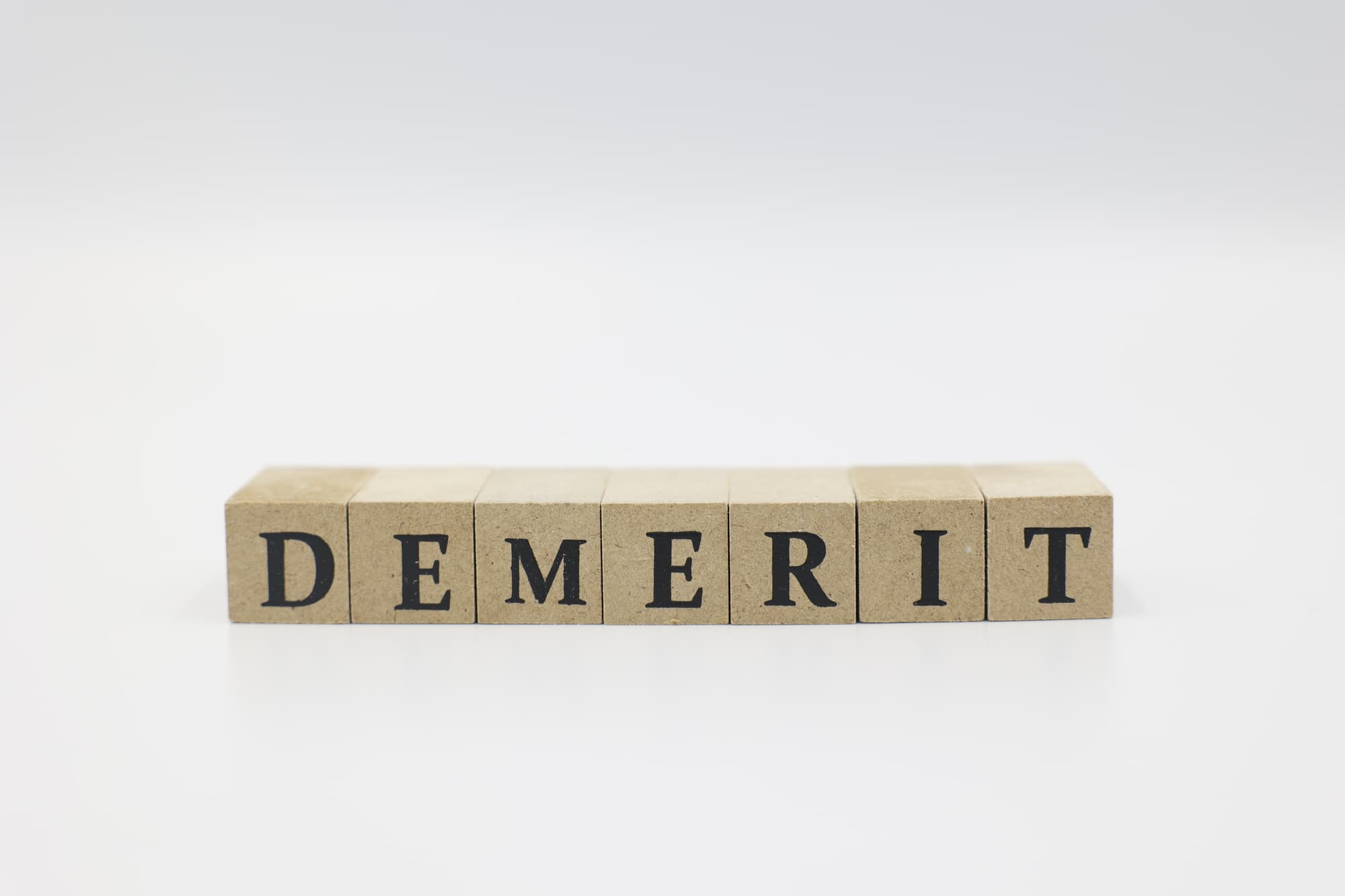 審美歯科で前歯をきれいにするデメリットのイメージ