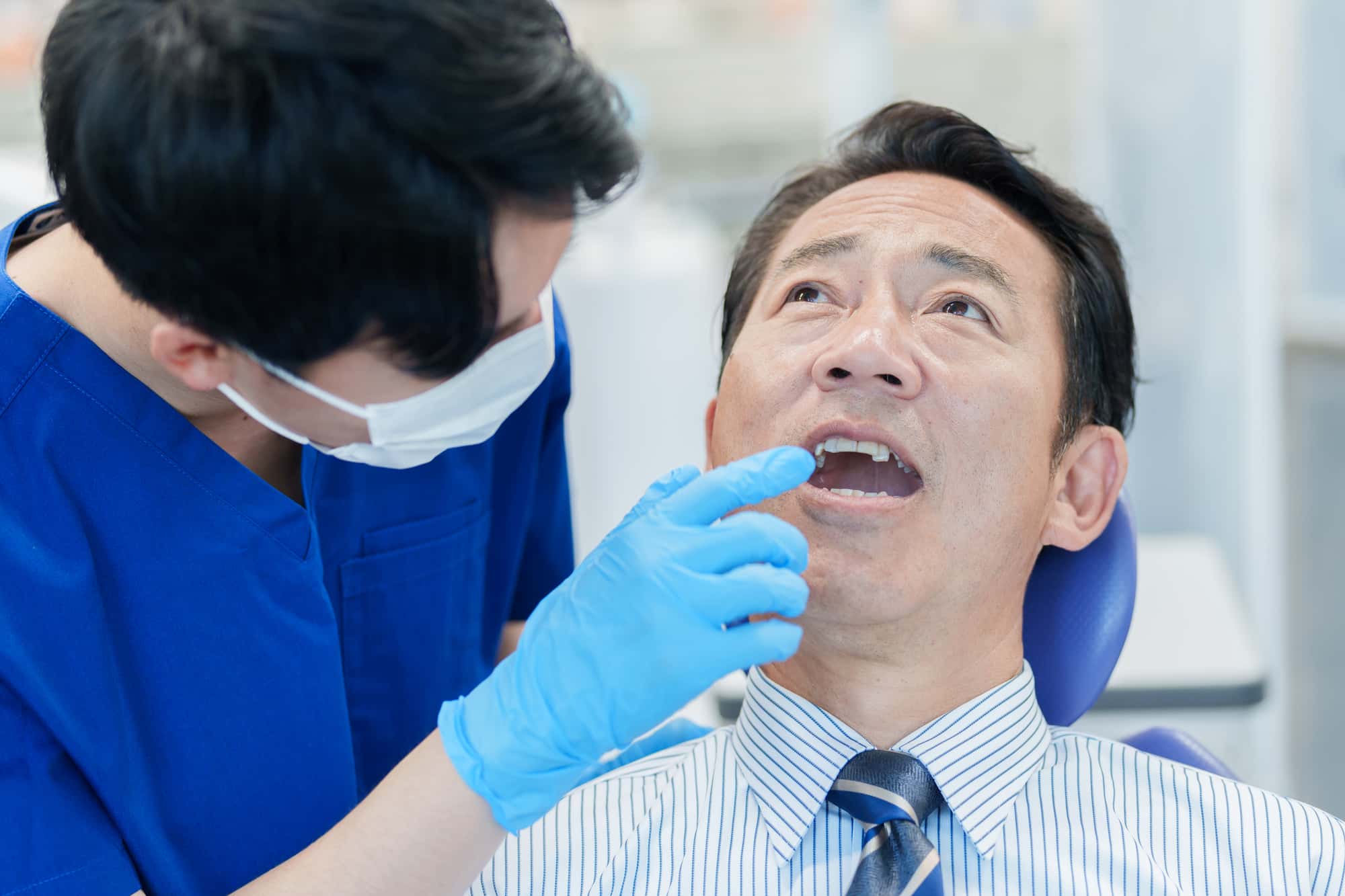 歯周病の進行を抑えるために定期的に歯科検診を受ける男性