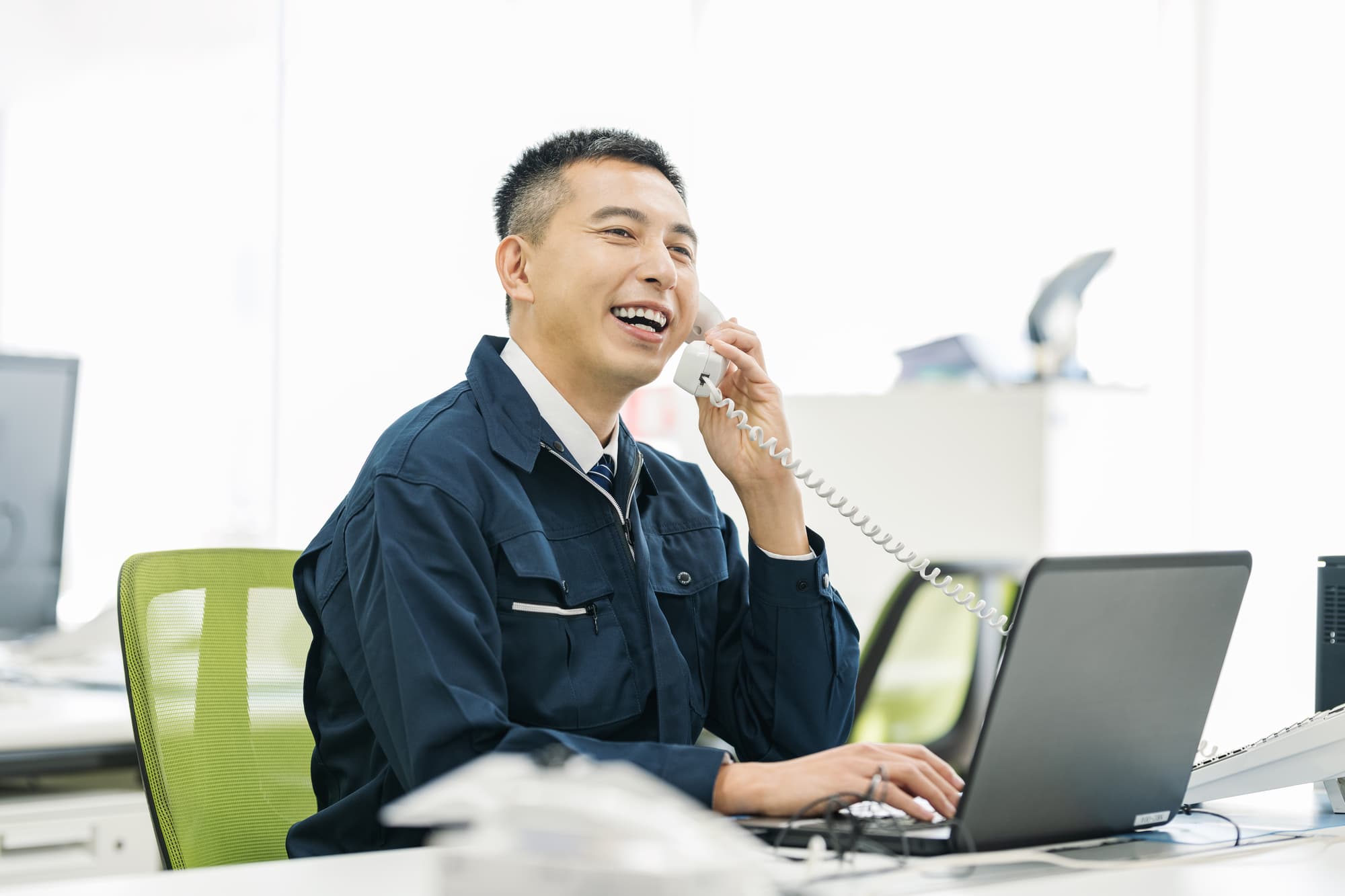 笑顔で電話をかけている歯周病を治療した男性