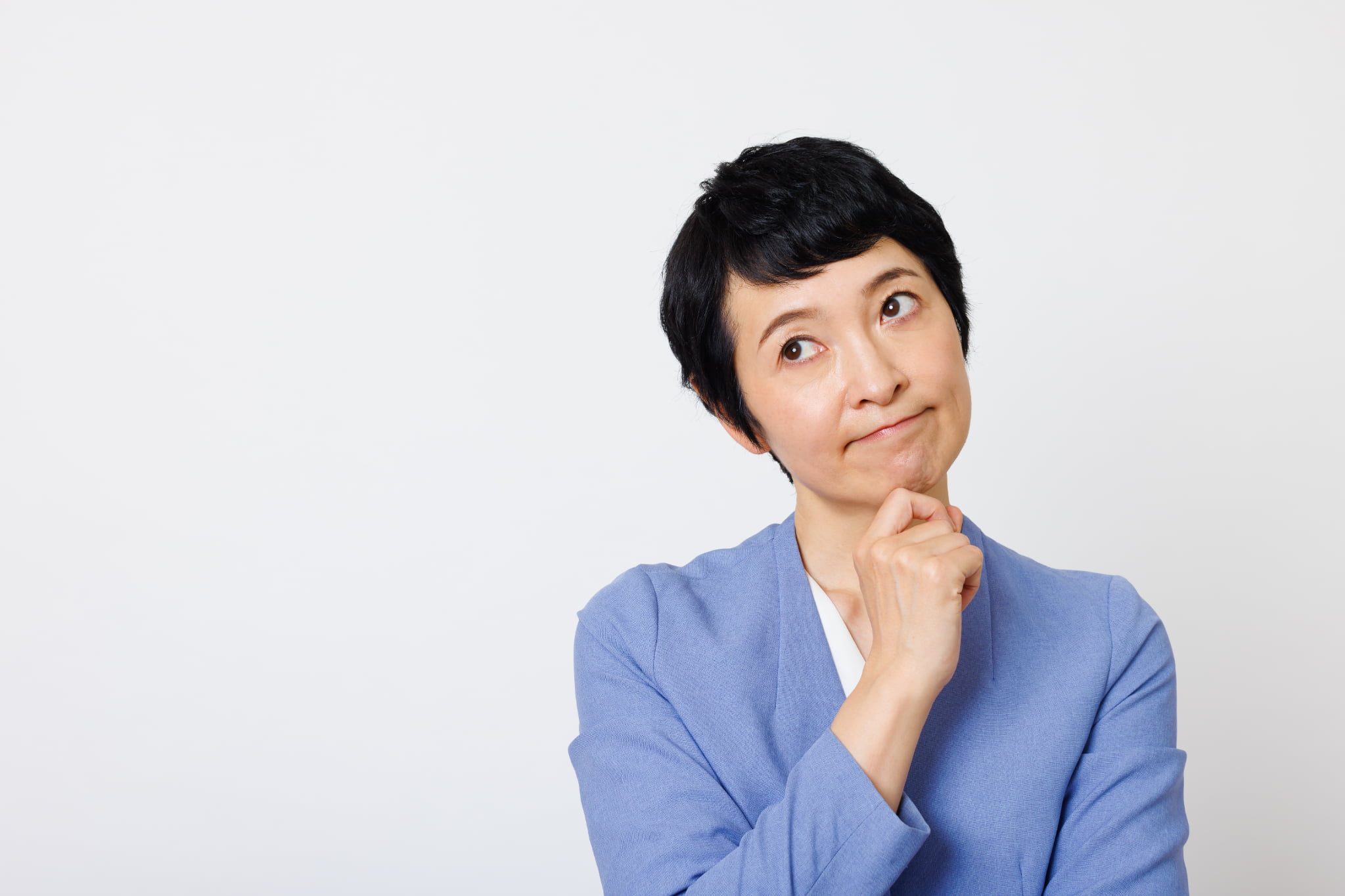 歯周病になると歯がぐらつくのはどうしてなのか考える女性