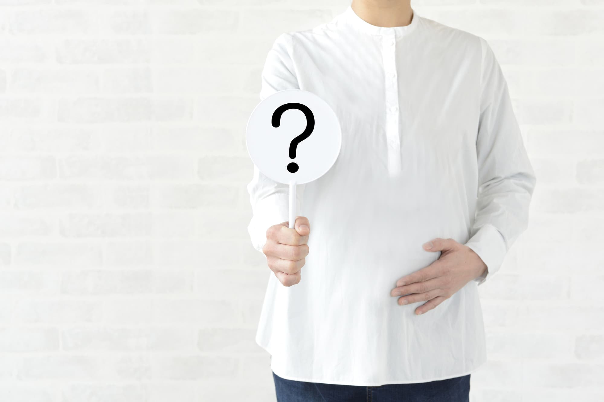 妊娠中にインプラント治療を受けられるか疑問をもつ女性