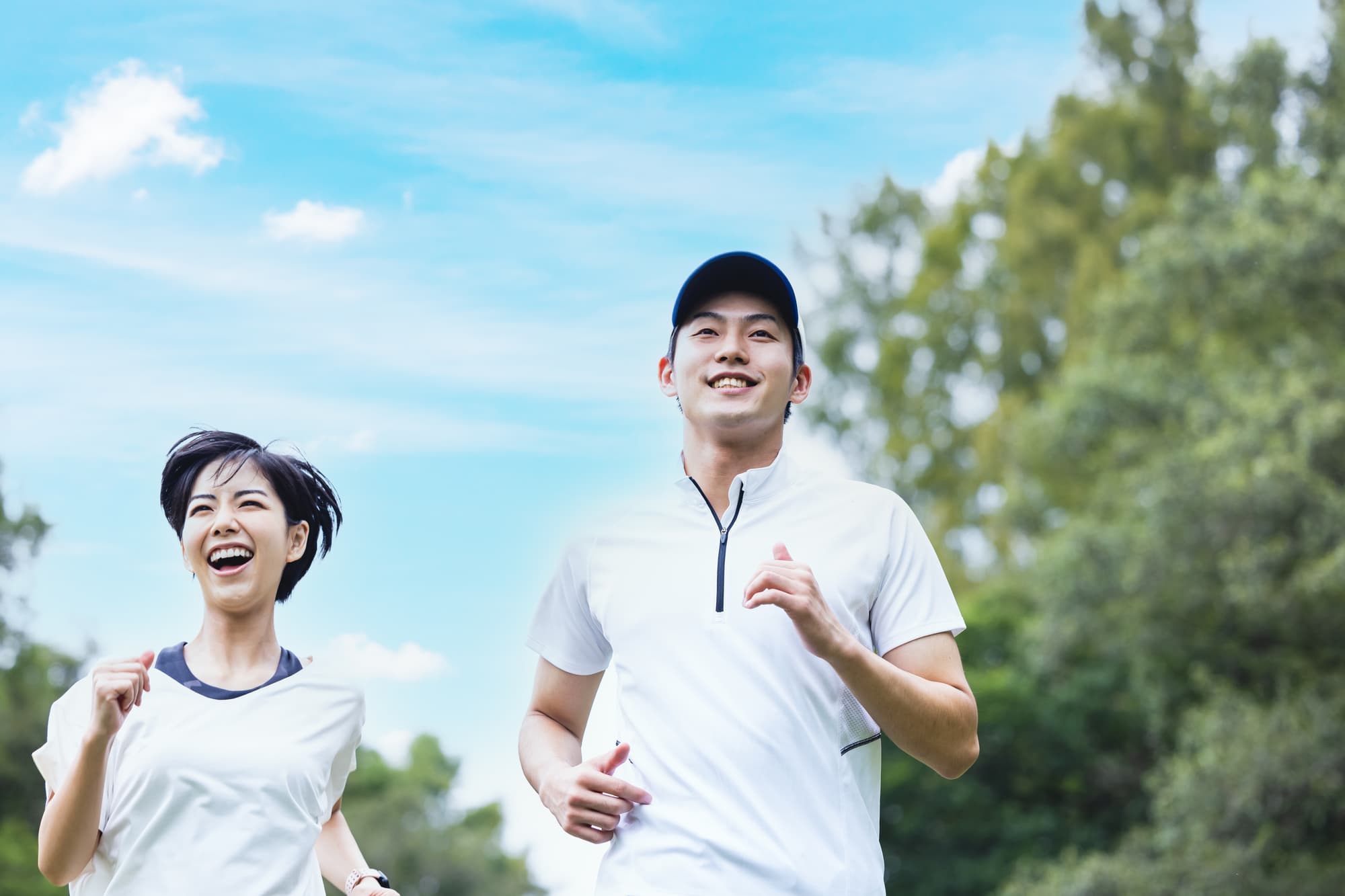 ストレスが原因の顎関節症の予防に運動をする男女