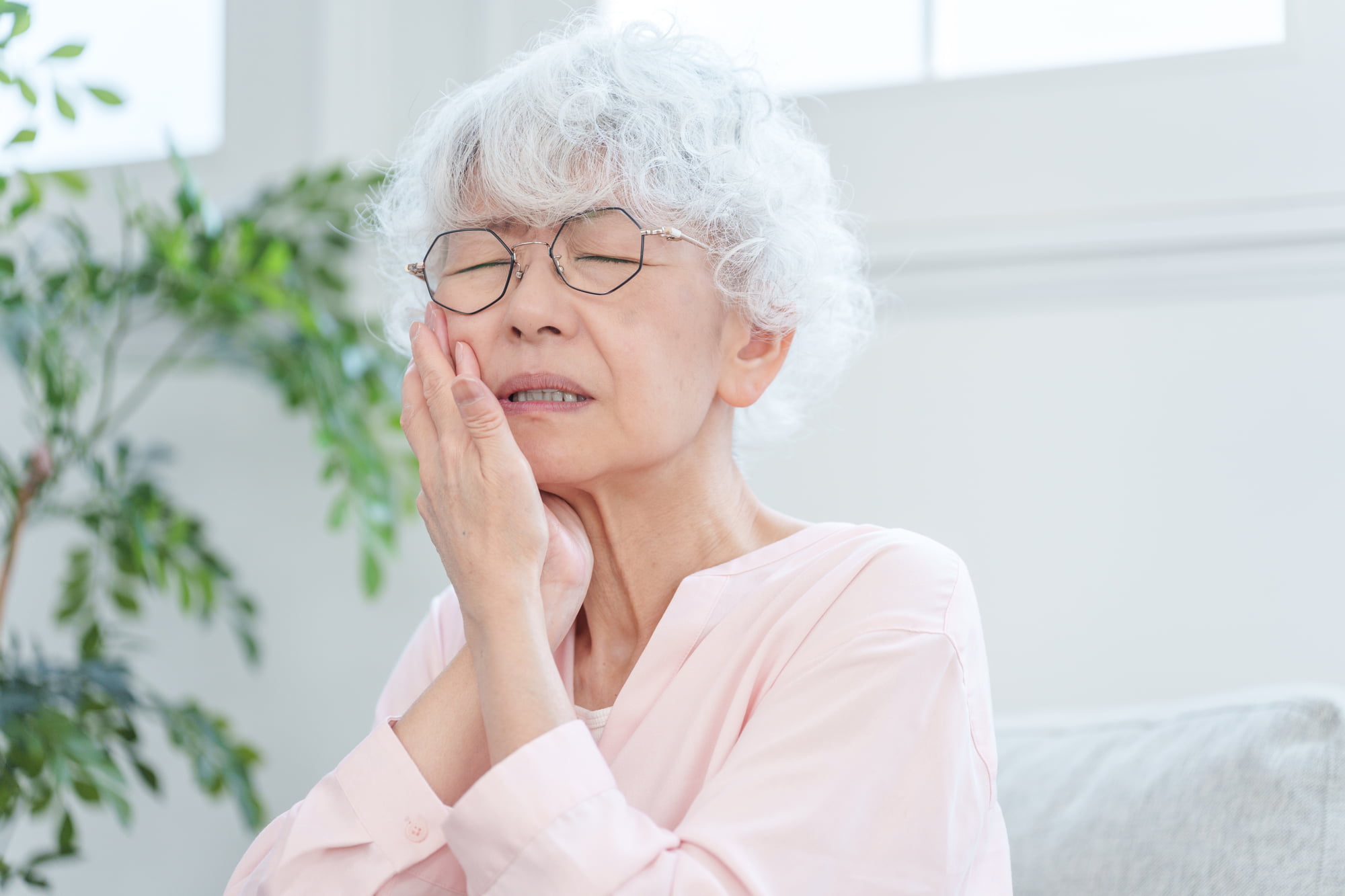 虫歯が痛むシニアの女性
