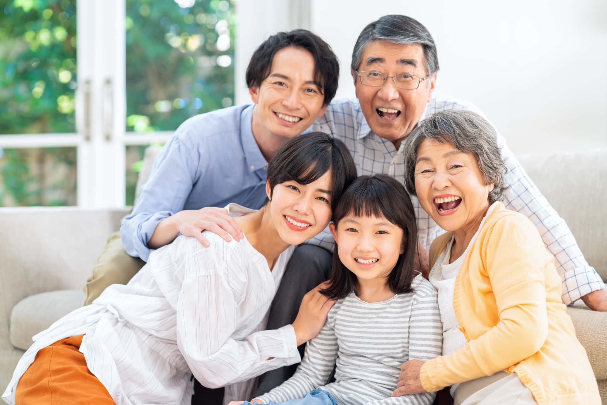 ケアをしっかりして健康な歯を維持している笑顔の3世代家族