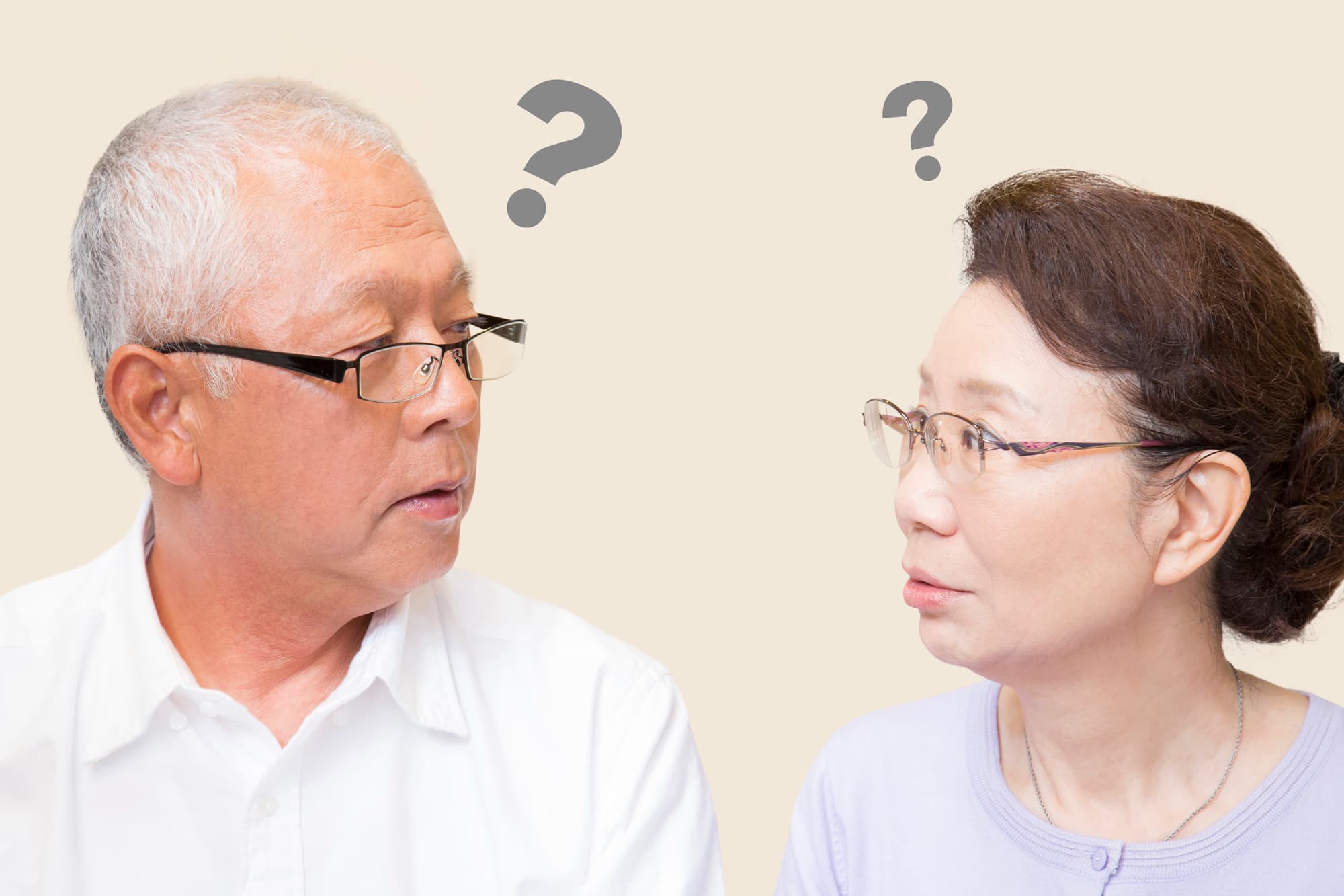 歯の寿命はどれくらいなのか顔を見合わせて考えるシニアの男女