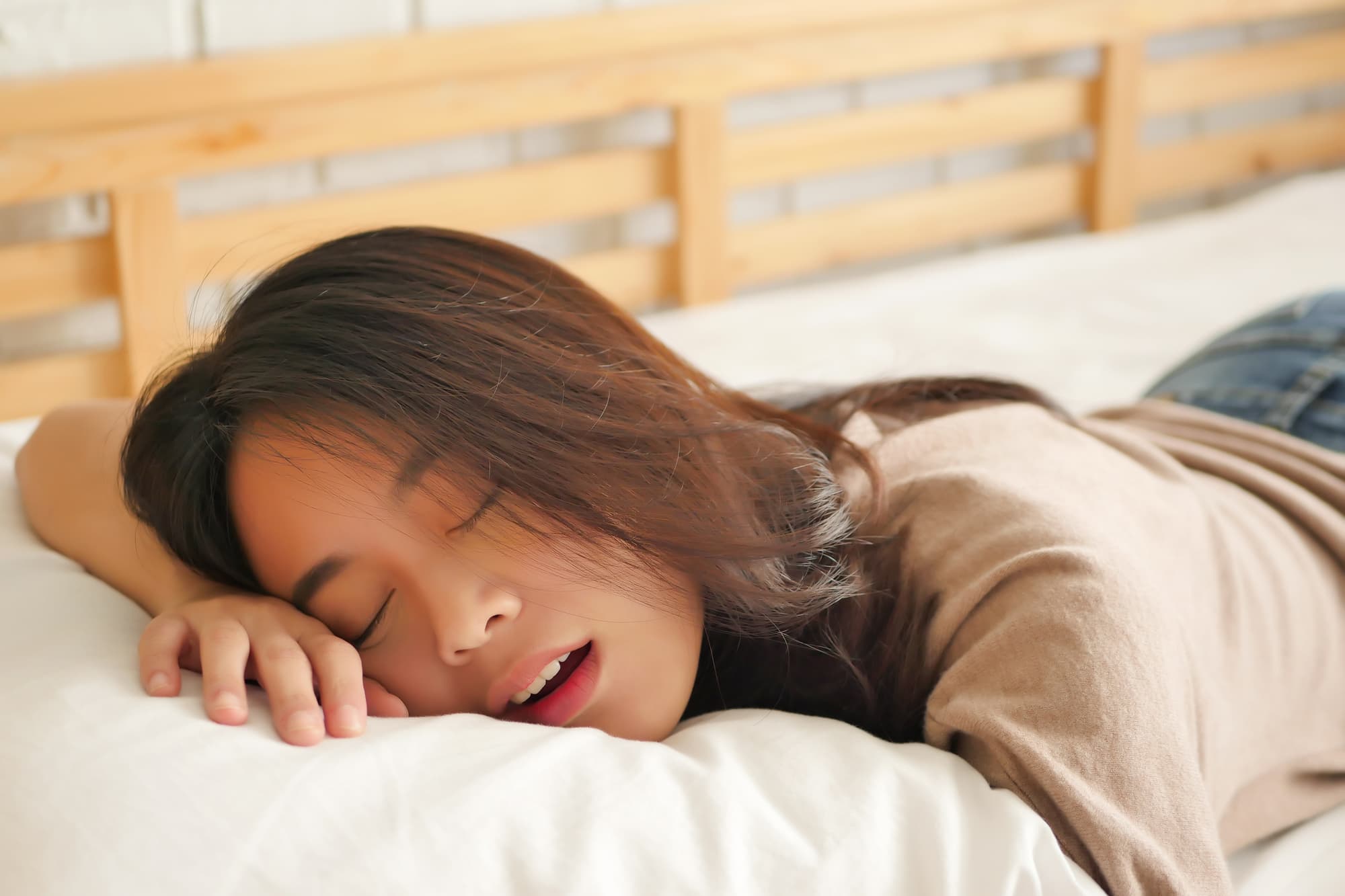 歯肉炎の主な原因になる口呼吸をしながら眠る女性