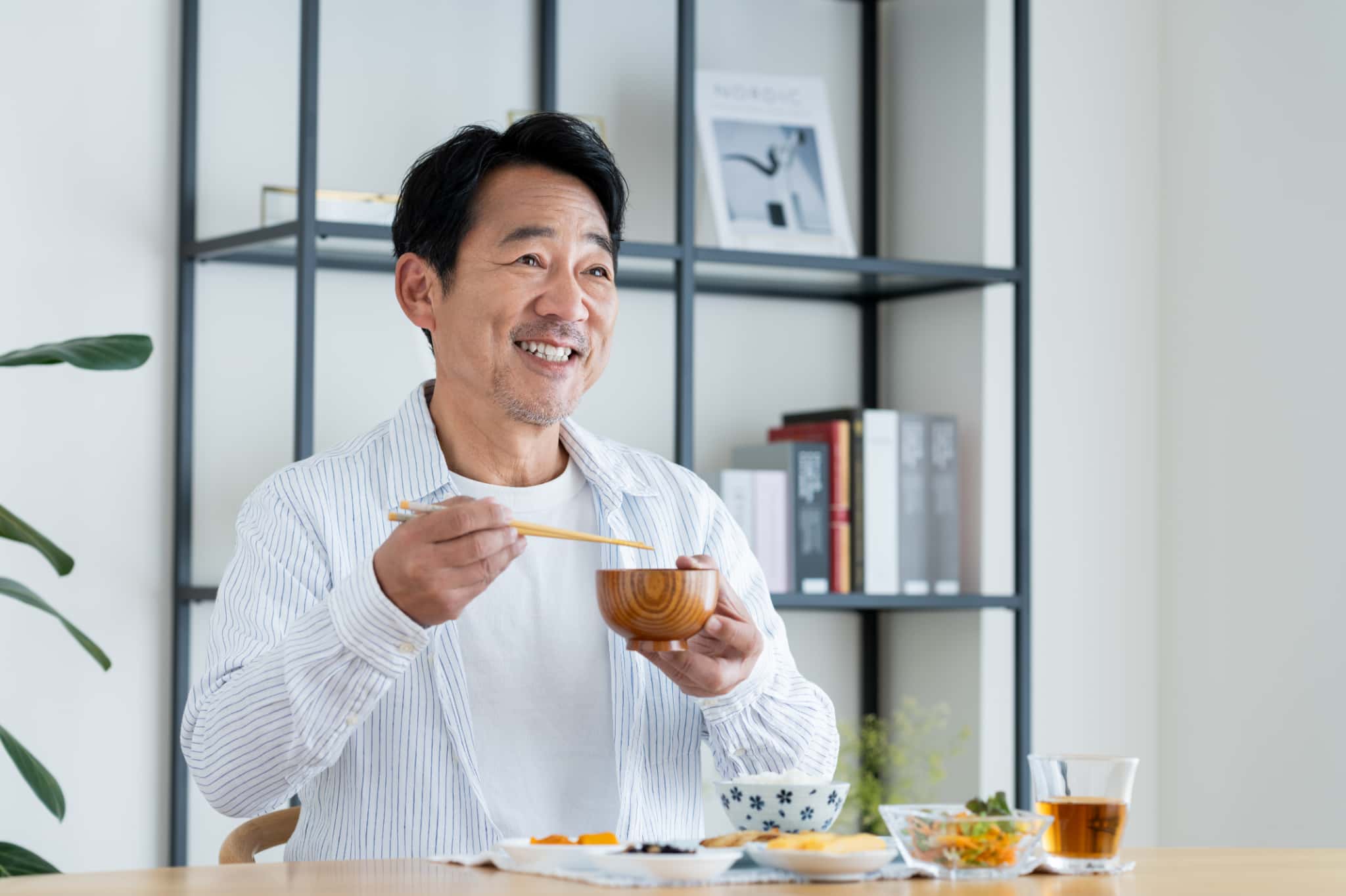 歯肉炎を治療して快適に食事ができるようになった笑顔の男性