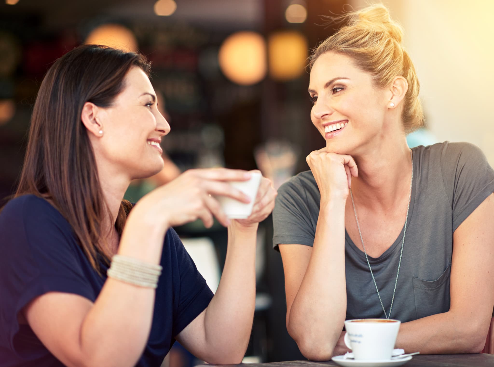 口臭を気にせずカフェで友人との会話を楽しむ女性